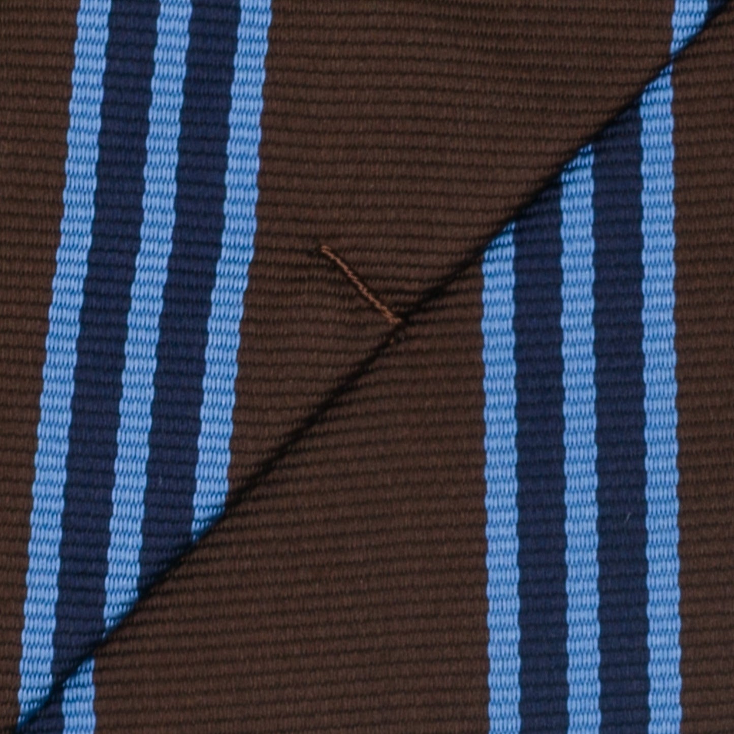 ブラウン・ライトブルー・ネイビーのストライプ柄シグネチャーネクタイ|FOURBUTTONS Necktie - FOURBUTTONS ONLINE