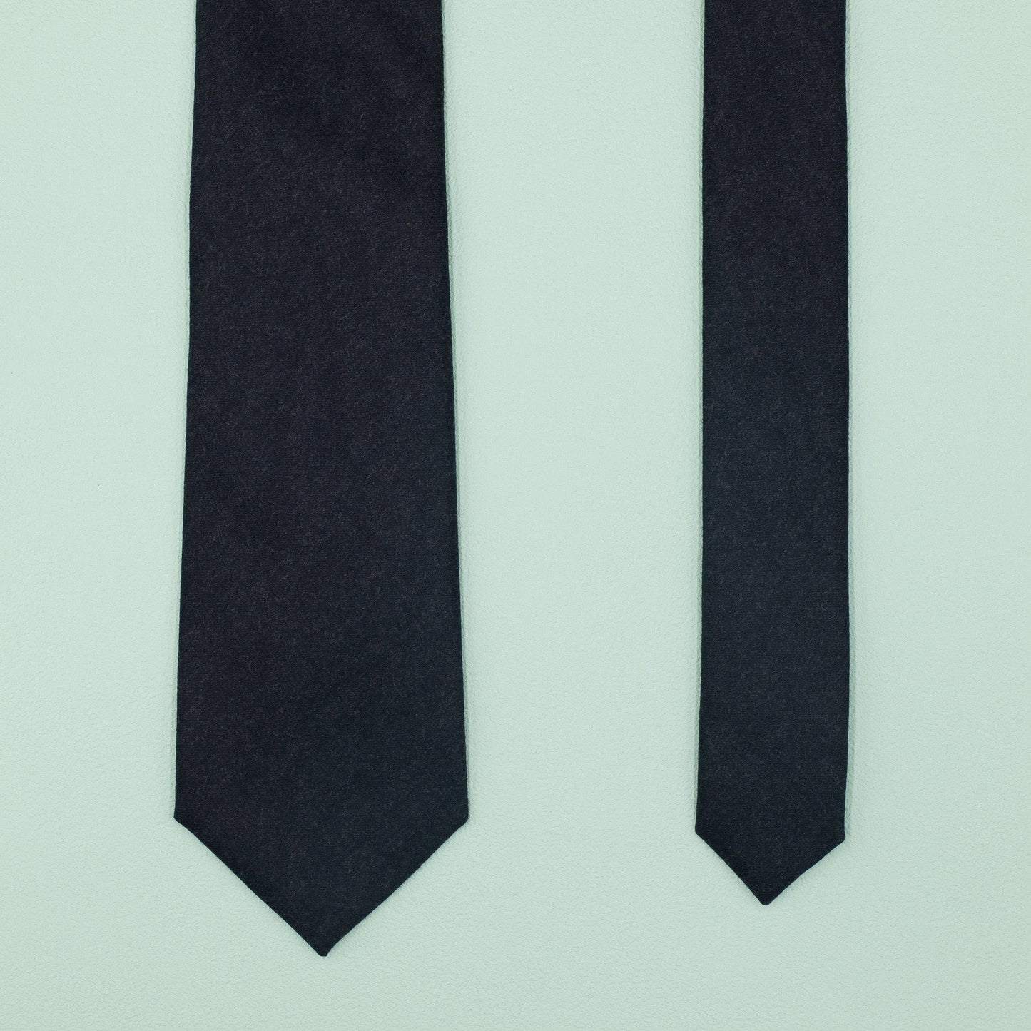 ネイビーのウール無地ネクタイ｜FOURBUTTONS Necktie - FOURBUTTONS ONLINE