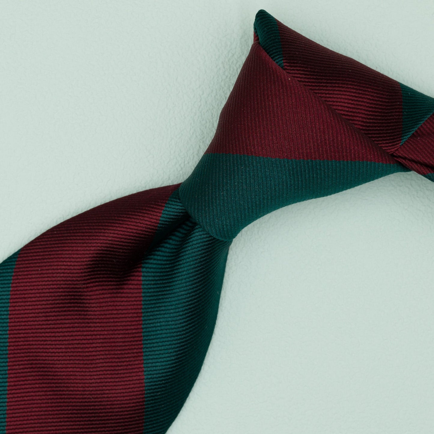 ダークレッドとグリーンのストライプ柄オーニングネクタイ｜FOURBUTTONS Necktie - FOURBUTTONS ONLINE