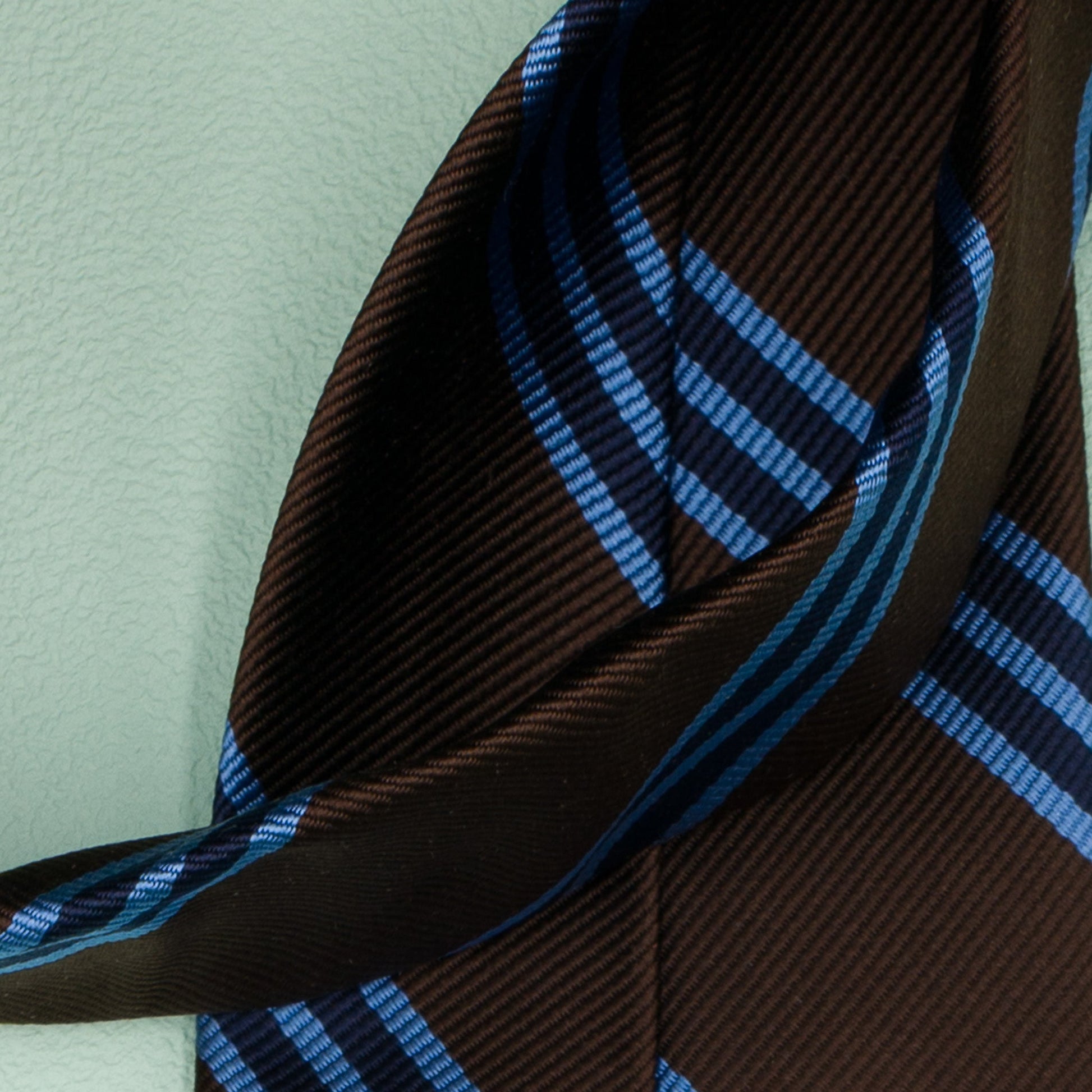 ブラウン・ライトブルー・ネイビーのストライプ柄シグネチャーネクタイ｜FOURBUTTONS Necktie - FOURBUTTONS ONLINE