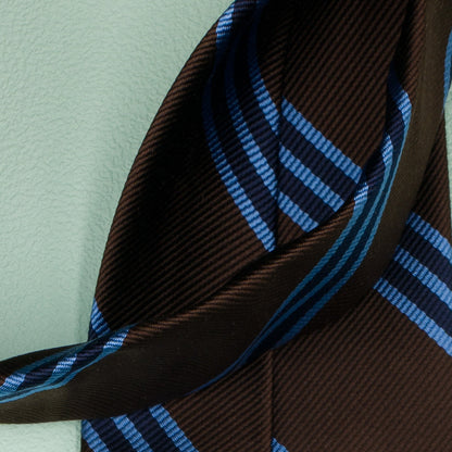 ブラウン・ライトブルー・ネイビーのストライプ柄シグネチャーネクタイ｜FOURBUTTONS Necktie - FOURBUTTONS ONLINE