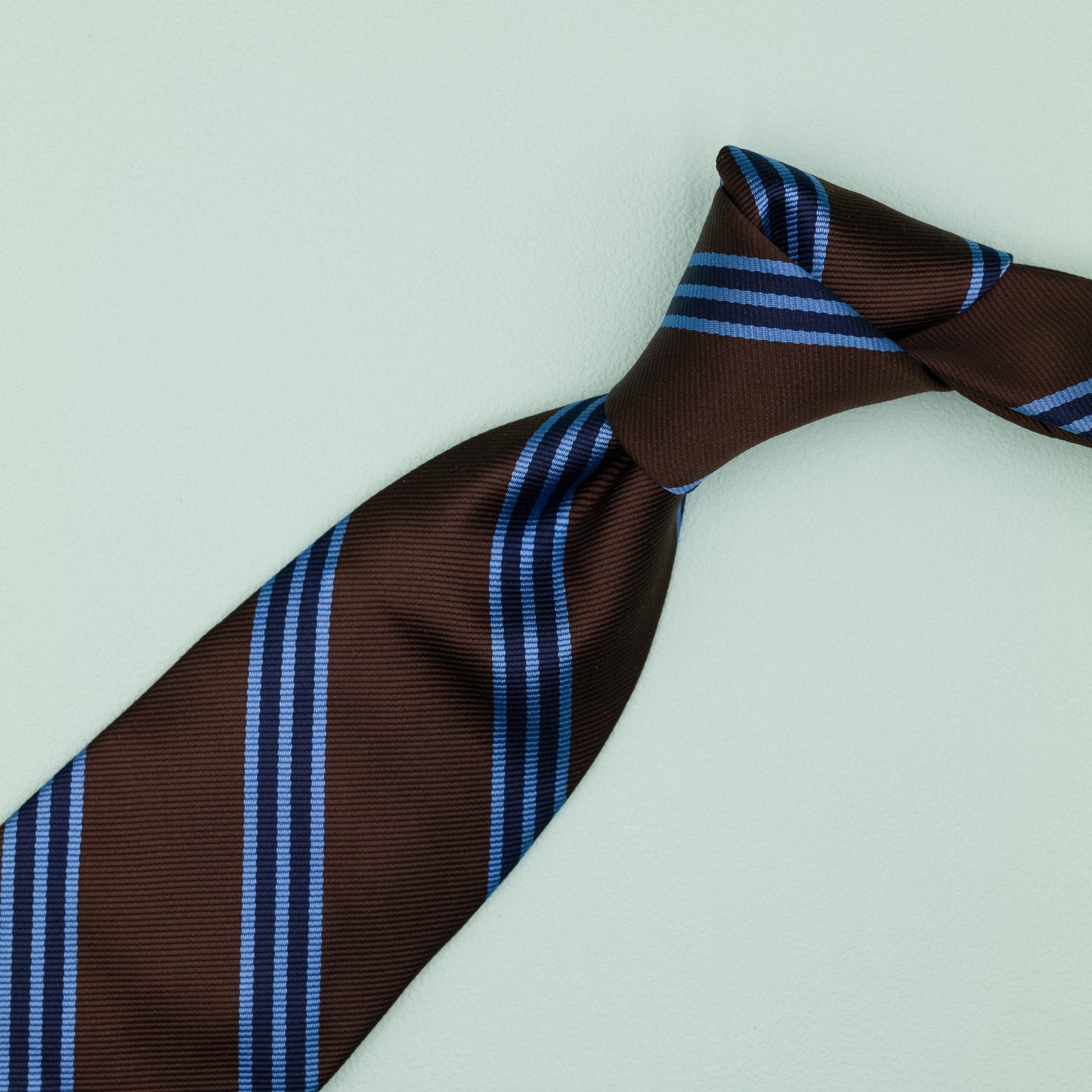 ブラウン・ライトブルー・ネイビーのストライプ柄シグネチャーネクタイ｜FOURBUTTONS Necktie - FOURBUTTONS ONLINE