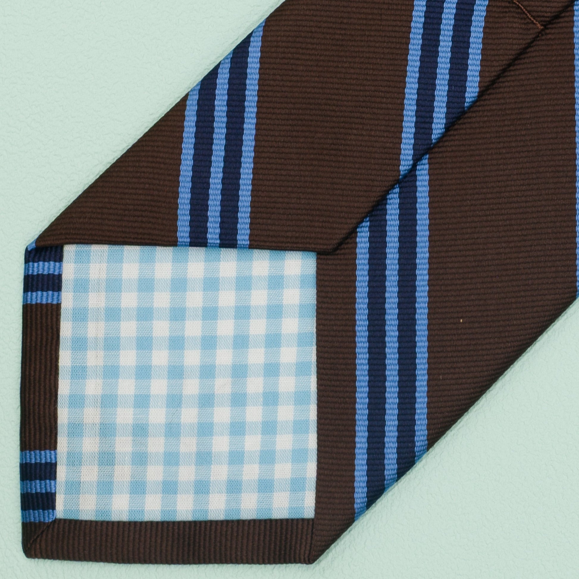 ブラウン・ライトブルー・ネイビーのストライプ柄シグネチャーネクタイ｜FOURBUTTONS Necktie - FOURBUTTONS ONLINE