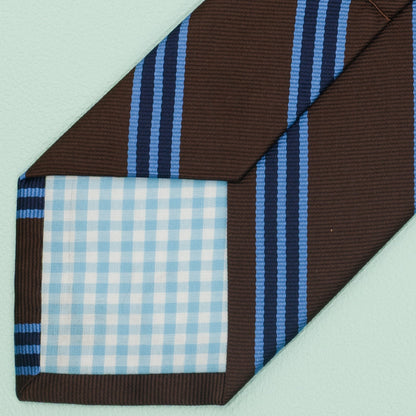 ブラウン・ライトブルー・ネイビーのストライプ柄シグネチャーネクタイ｜FOURBUTTONS Necktie - FOURBUTTONS ONLINE