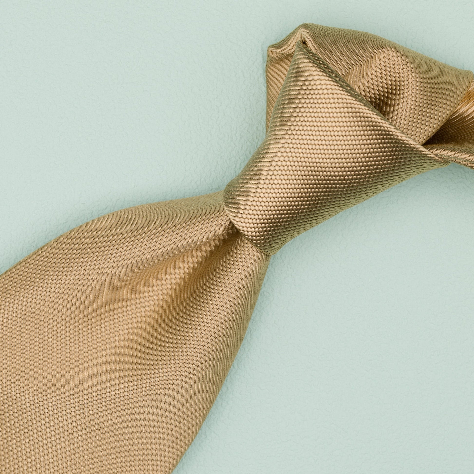 シャンパンゴールドの無地トゥルーソリッドネクタイ｜FOURBUTTONS Necktie - FOURBUTTONS ONLINE