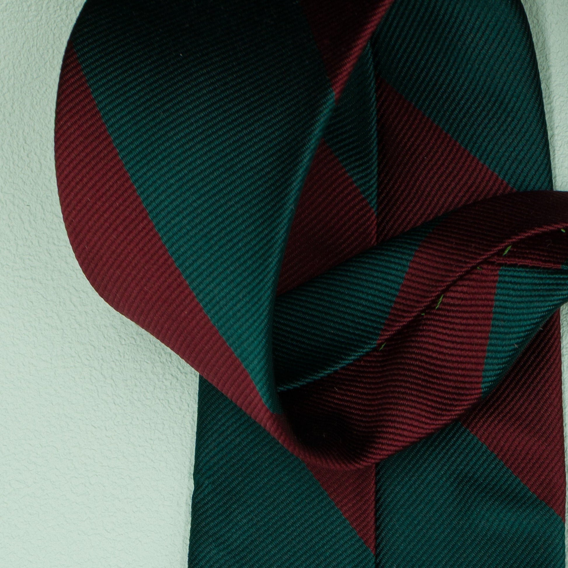 ダークレッドとグリーンのストライプ柄オーニングネクタイ｜FOURBUTTONS Necktie - FOURBUTTONS ONLINE