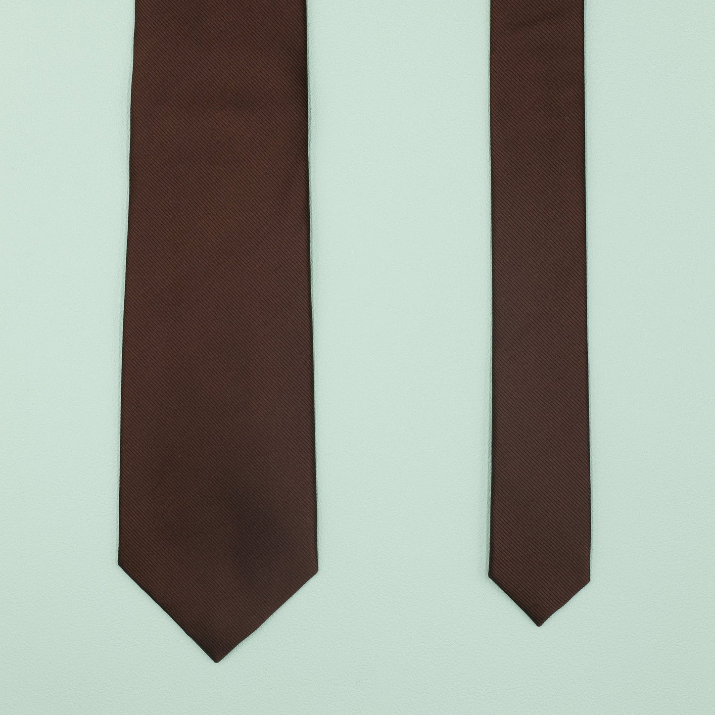 ブラウン無地のトゥルーソリッドネクタイ｜FOURBUTTONS Necktie - FOURBUTTONS ONLINE