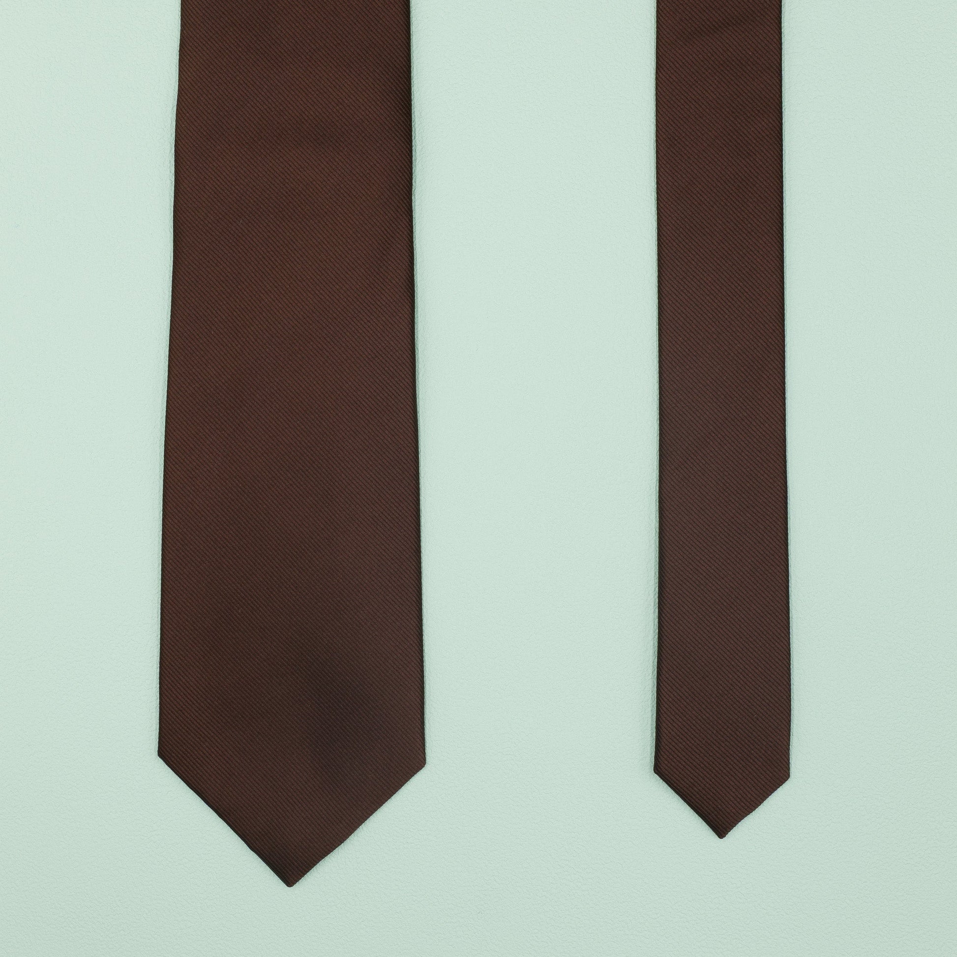 ブラウン無地のトゥルーソリッドネクタイ｜FOURBUTTONS Necktie - FOURBUTTONS ONLINE