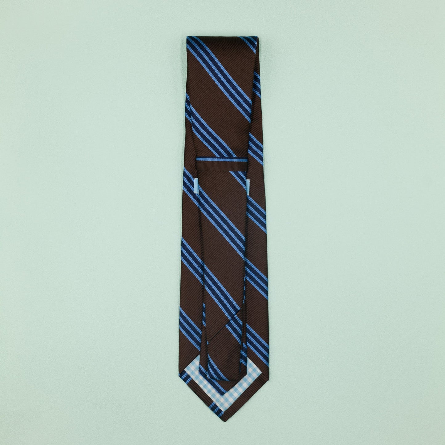 ブラウン・ライトブルー・ネイビーのストライプ柄シグネチャーネクタイ｜FOURBUTTONS Necktie - FOURBUTTONS ONLINE