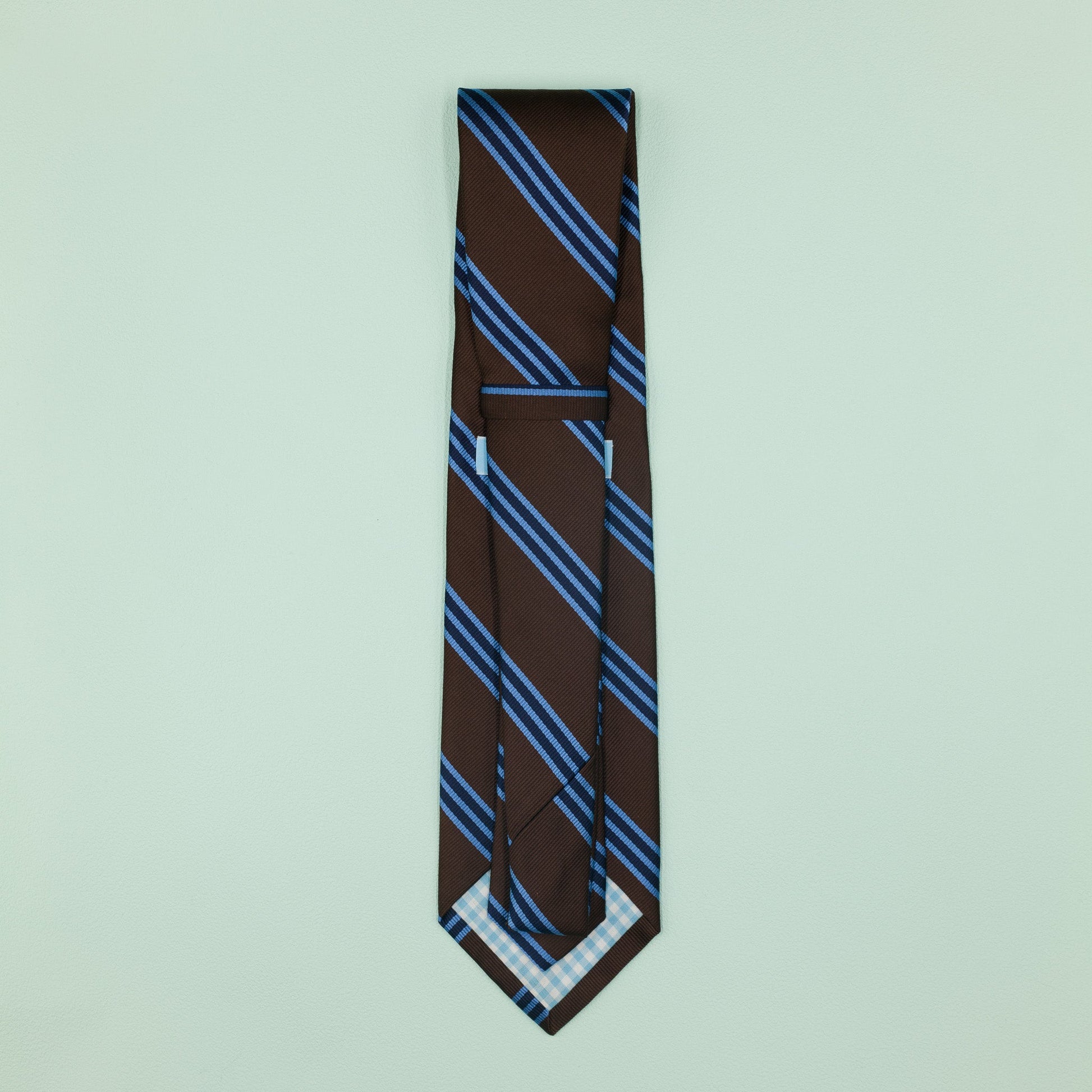 ブラウン・ライトブルー・ネイビーのストライプ柄シグネチャーネクタイ｜FOURBUTTONS Necktie - FOURBUTTONS ONLINE