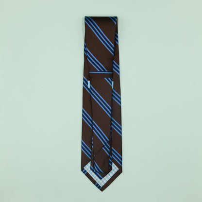 ブラウン・ライトブルー・ネイビーのストライプ柄シグネチャーネクタイ｜FOURBUTTONS Necktie - FOURBUTTONS ONLINE