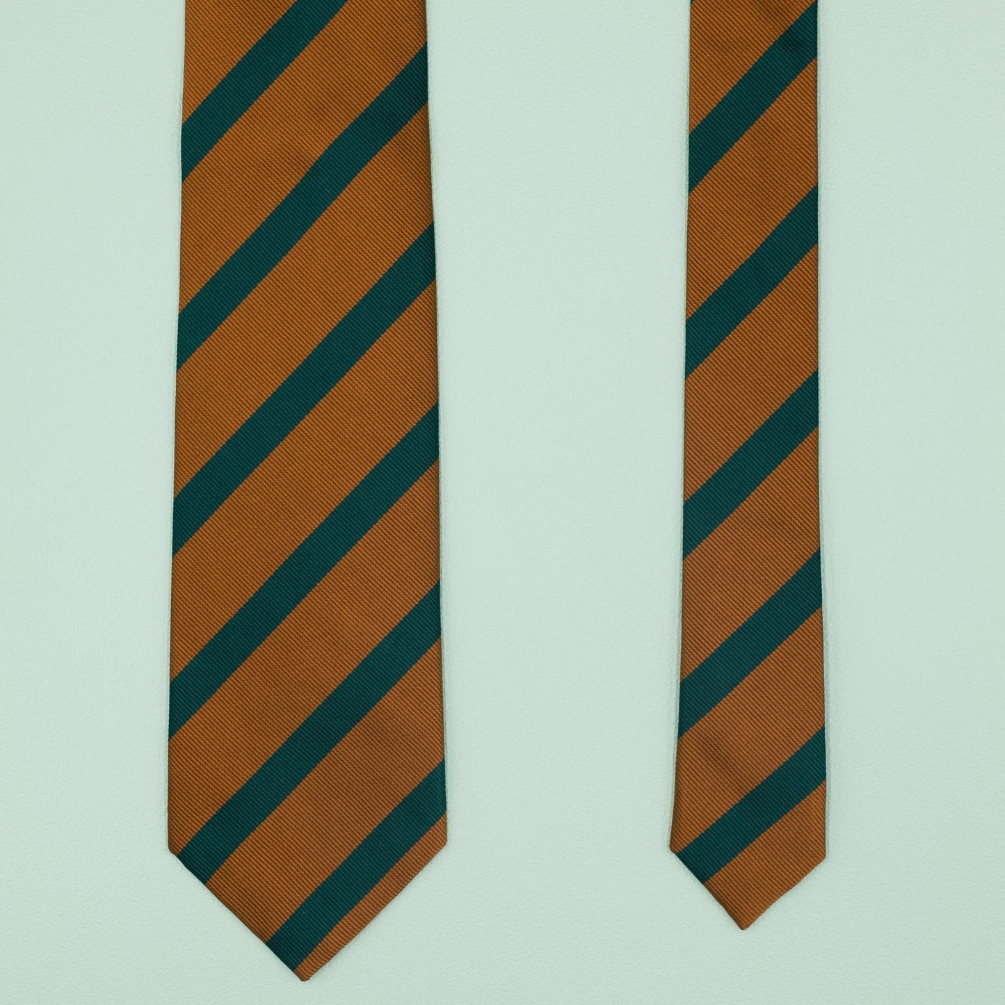 オレンジとグリーンのワンストライプネクタイ｜FOURBUTTONS Necktie - FOURBUTTONS ONLINE