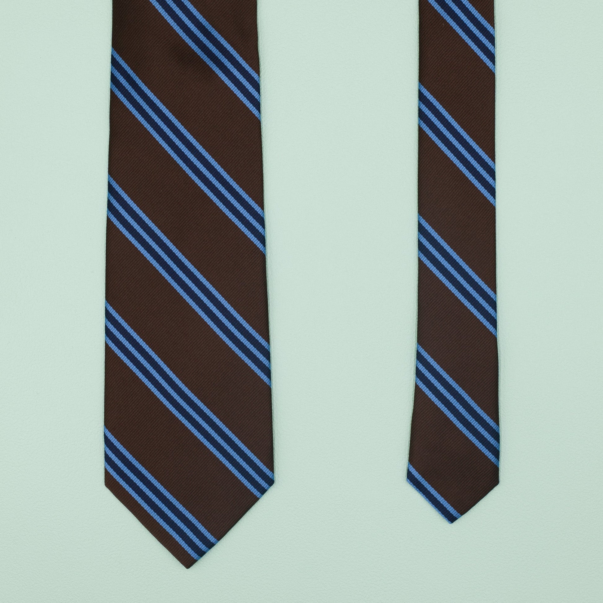 ブラウン・ライトブルー・ネイビーのストライプ柄シグネチャーネクタイ｜FOURBUTTONS Necktie - FOURBUTTONS ONLINE
