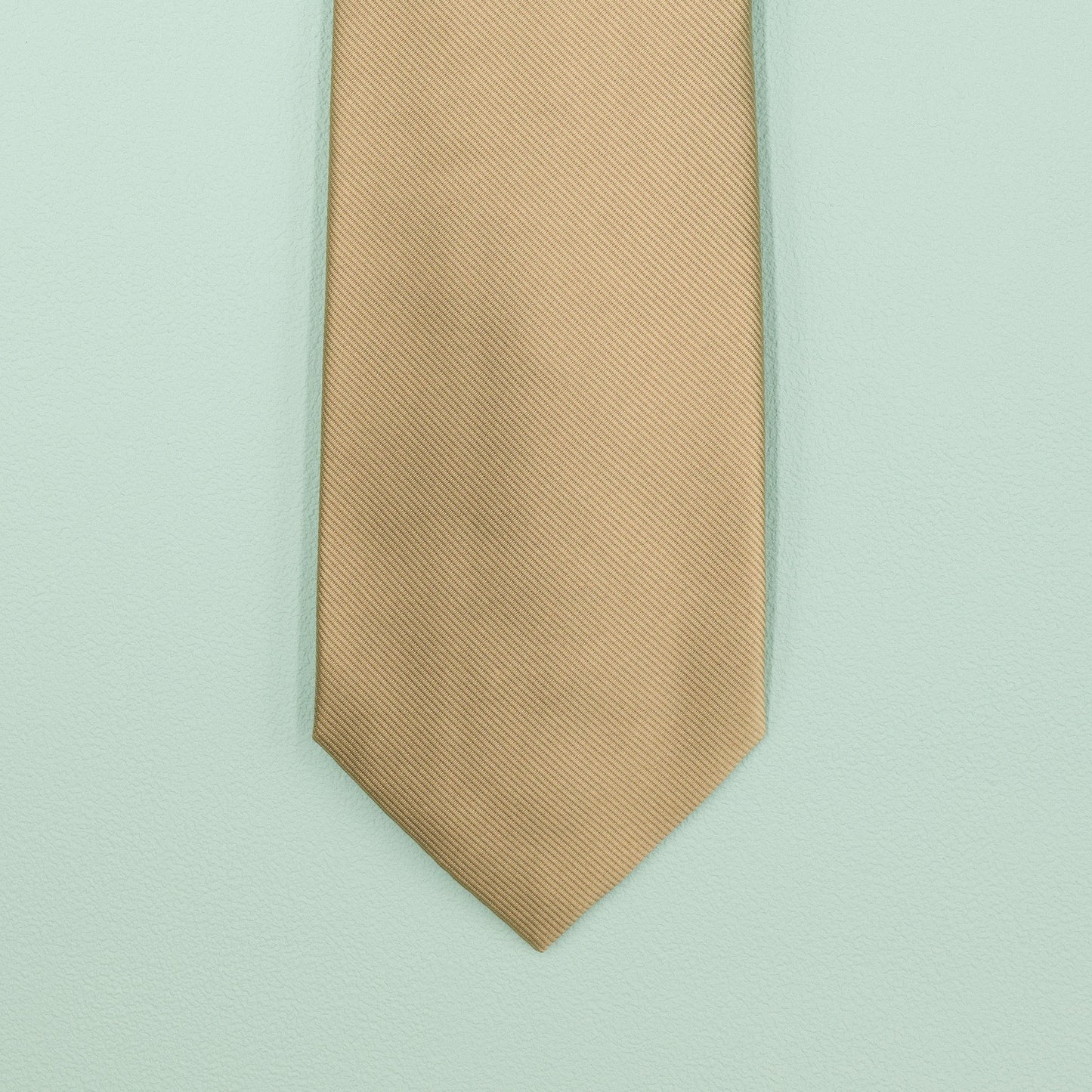シャンパンゴールドの無地トゥルーソリッドネクタイ｜FOURBUTTONS Necktie - FOURBUTTONS ONLINE