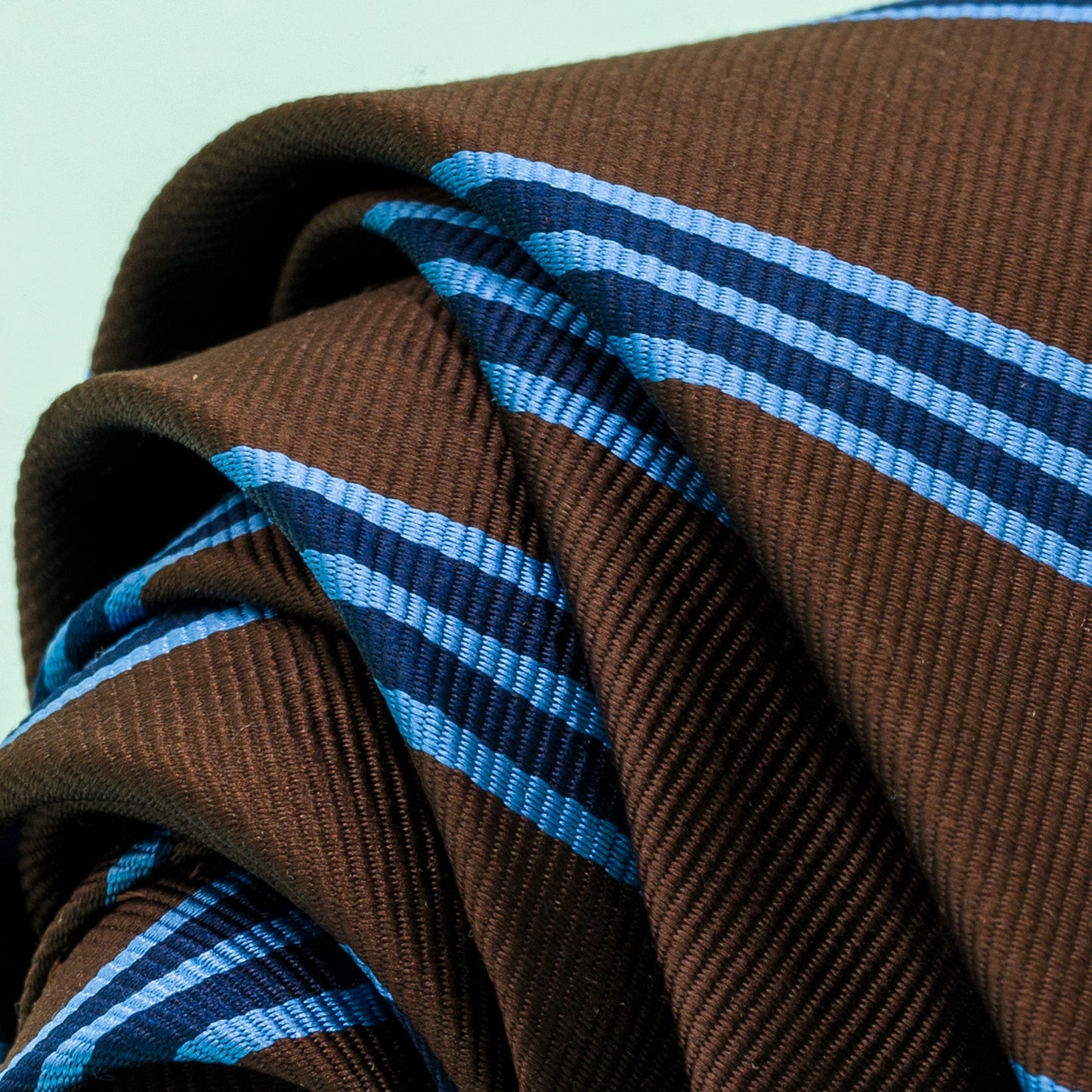 ブラウン・ライトブルー・ネイビーのストライプ柄シグネチャーネクタイ｜FOURBUTTONS Necktie - FOURBUTTONS ONLINE