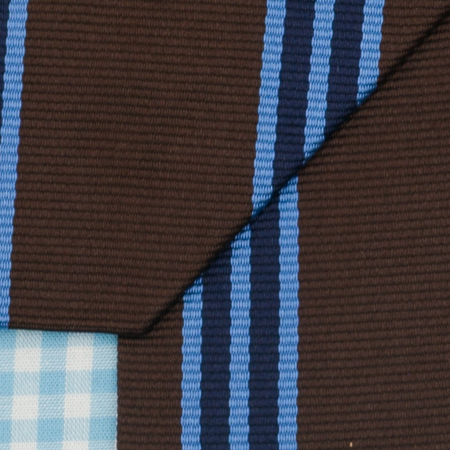 ブラウン・ライトブルー・ネイビーのストライプ柄シグネチャーネクタイ｜FOURBUTTONS Necktie - FOURBUTTONS ONLINE
