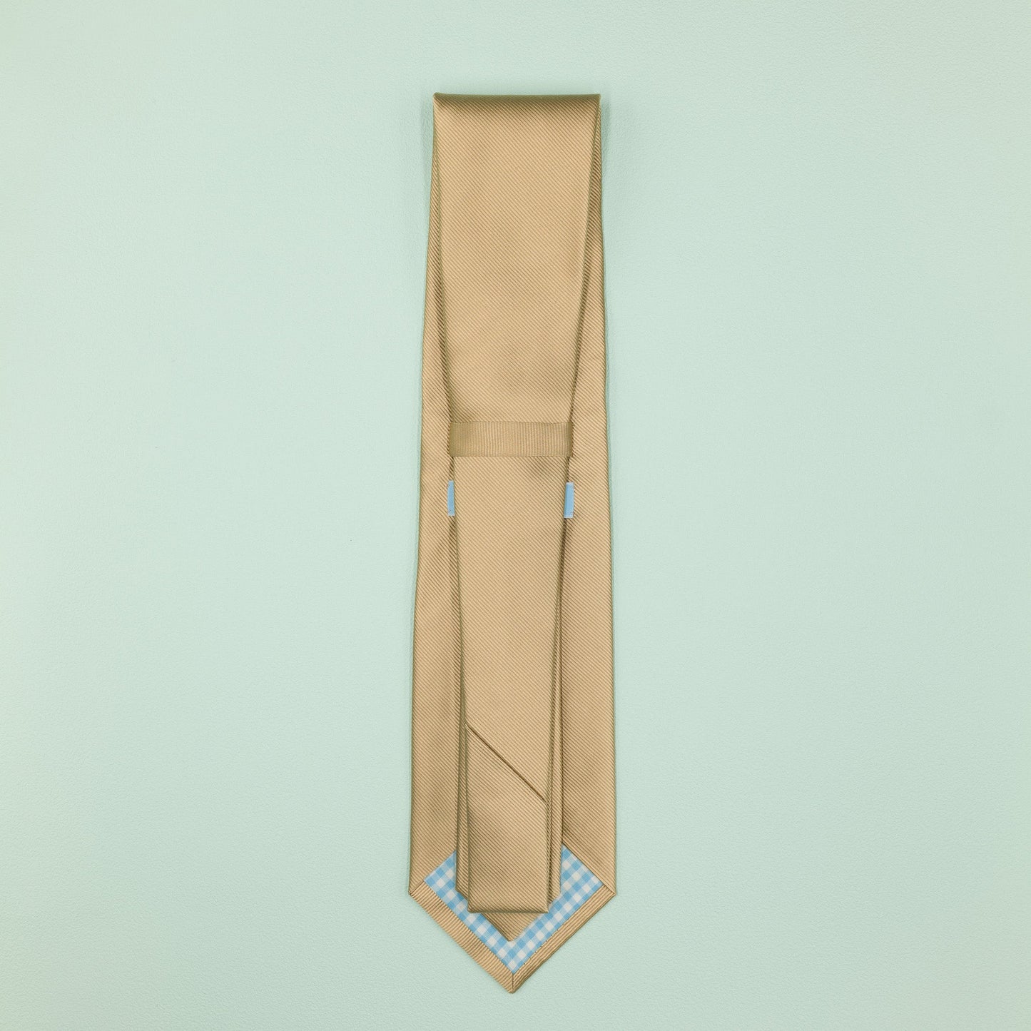シャンパンゴールドの無地トゥルーソリッドネクタイ｜FOURBUTTONS Necktie - FOURBUTTONS ONLINE