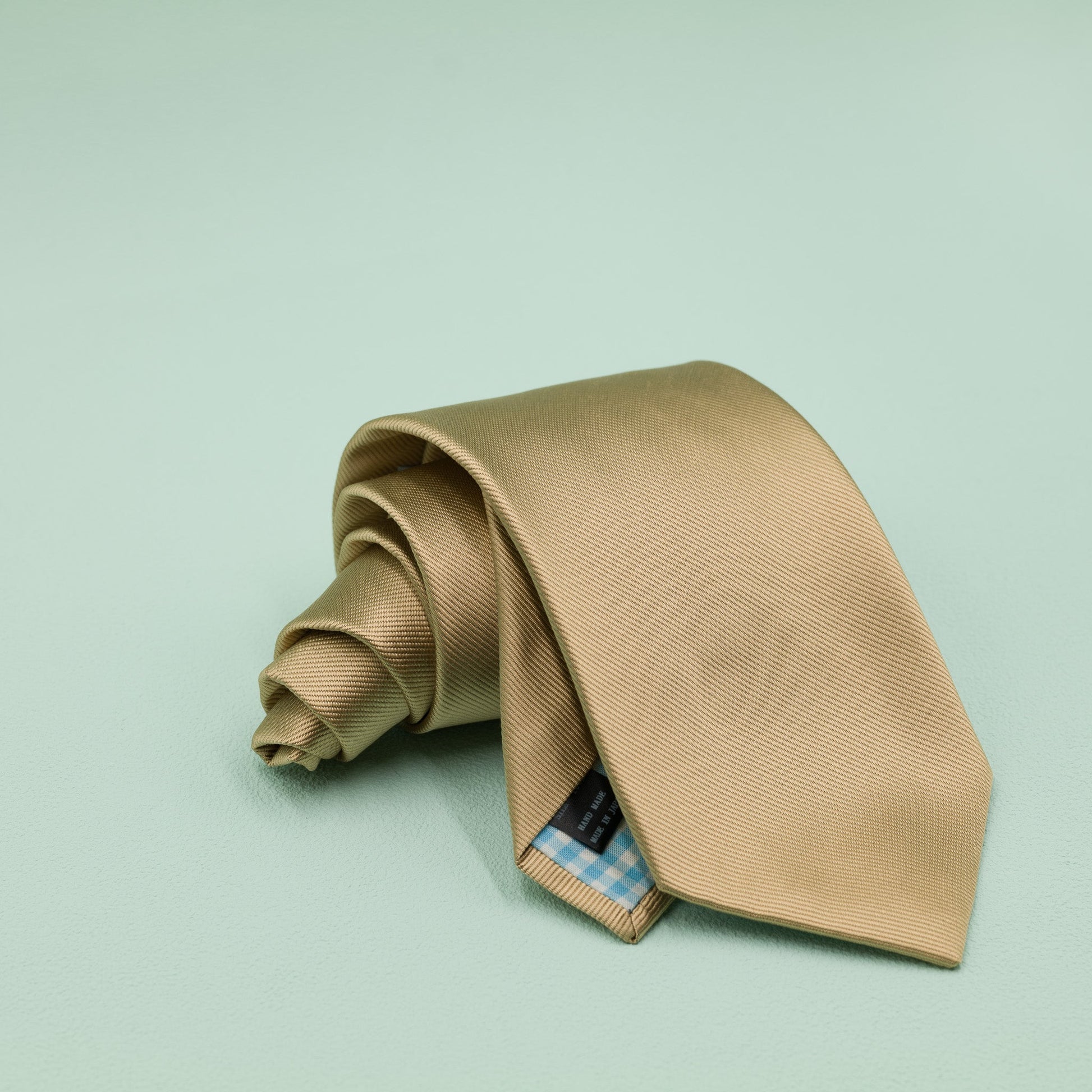 シャンパンゴールドの無地トゥルーソリッドネクタイ｜FOURBUTTONS Necktie - FOURBUTTONS ONLINE