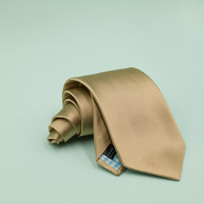 シャンパンゴールドの無地トゥルーソリッドネクタイ｜FOURBUTTONS Necktie - FOURBUTTONS ONLINE