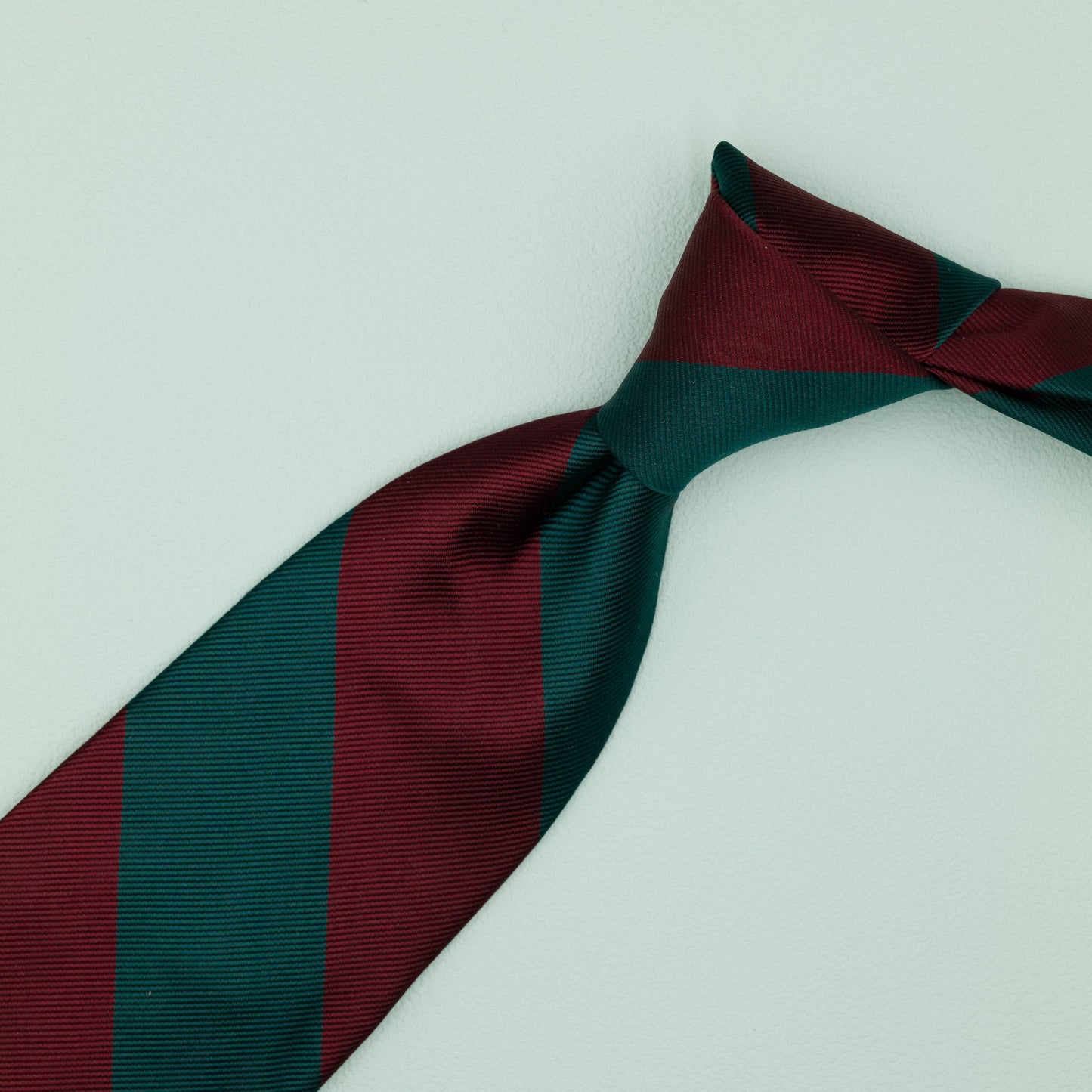 ダークレッドとグリーンのストライプ柄オーニングネクタイ｜FOURBUTTONS Necktie - FOURBUTTONS ONLINE
