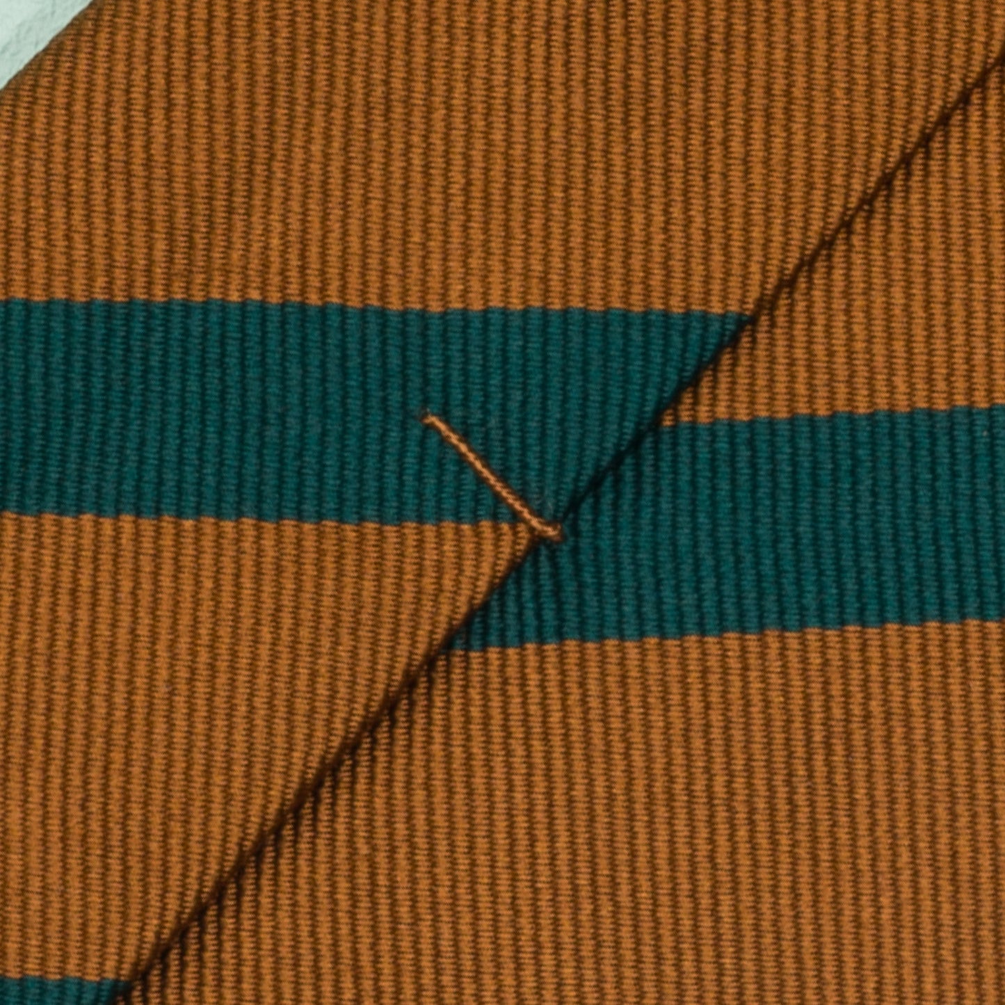 オレンジとグリーンのワンストライプネクタイ｜FOURBUTTONS Necktie - FOURBUTTONS ONLINE