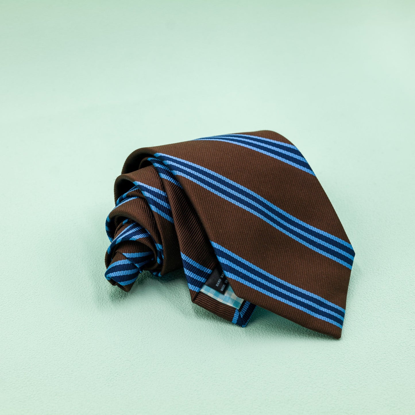 ブラウン・ライトブルー・ネイビーのストライプ柄シグネチャーネクタイ｜FOURBUTTONS Necktie - FOURBUTTONS ONLINE