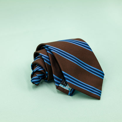 ブラウン・ライトブルー・ネイビーのストライプ柄シグネチャーネクタイ｜FOURBUTTONS Necktie - FOURBUTTONS ONLINE
