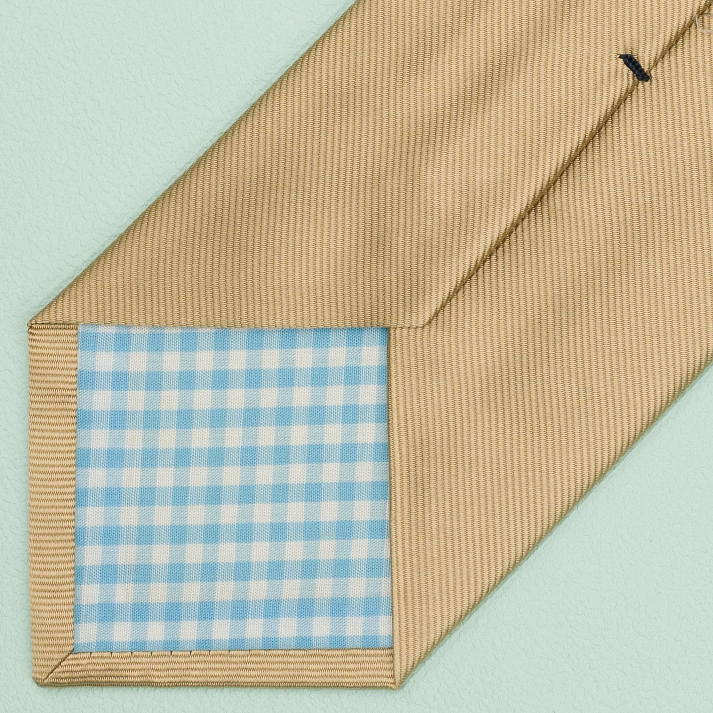 シャンパンゴールドの無地トゥルーソリッドネクタイ｜FOURBUTTONS Necktie - FOURBUTTONS ONLINE