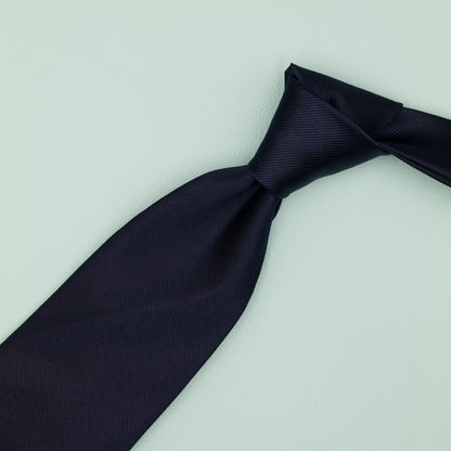 ネイビーのトゥルーソリッドネクタイ｜FOURBUTTONS Necktie - FOURBUTTONS ONLINE