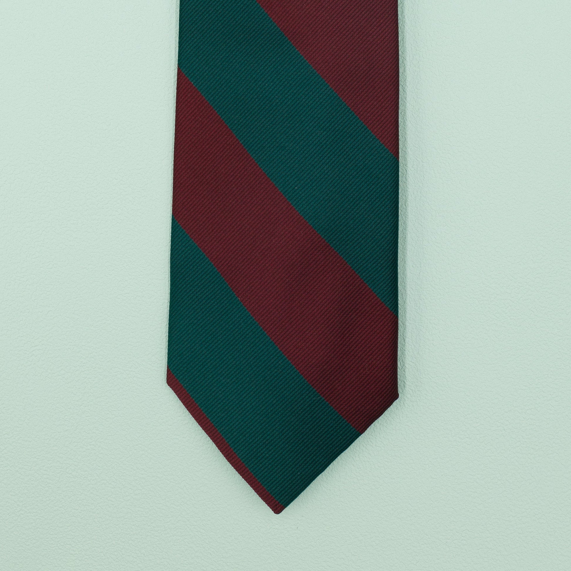 ダークレッドとグリーンのストライプ柄オーニングネクタイ｜FOURBUTTONS Necktie - FOURBUTTONS ONLINE