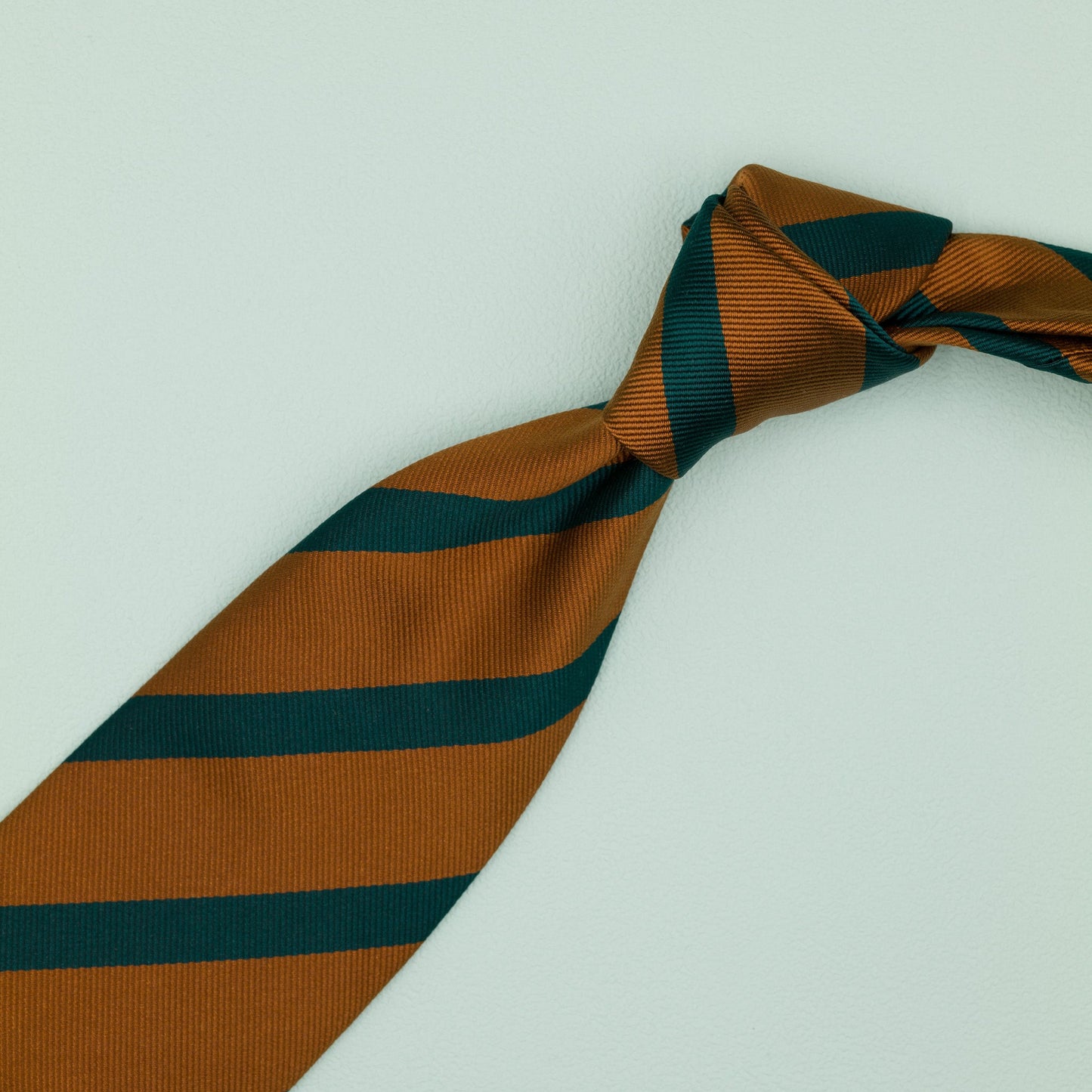 オレンジとグリーンのワンストライプネクタイ｜FOURBUTTONS Necktie - FOURBUTTONS ONLINE