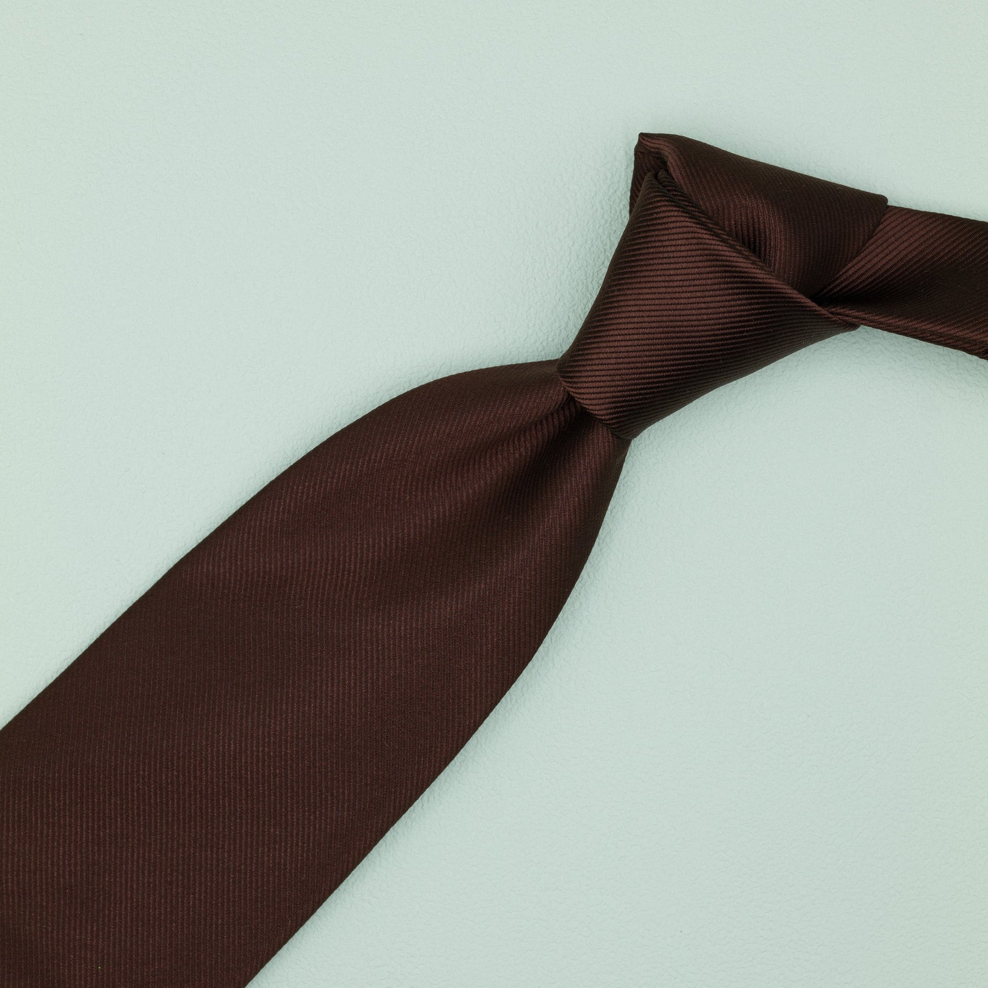 ブラウン無地のトゥルーソリッドネクタイ｜FOURBUTTONS Necktie - FOURBUTTONS ONLINE