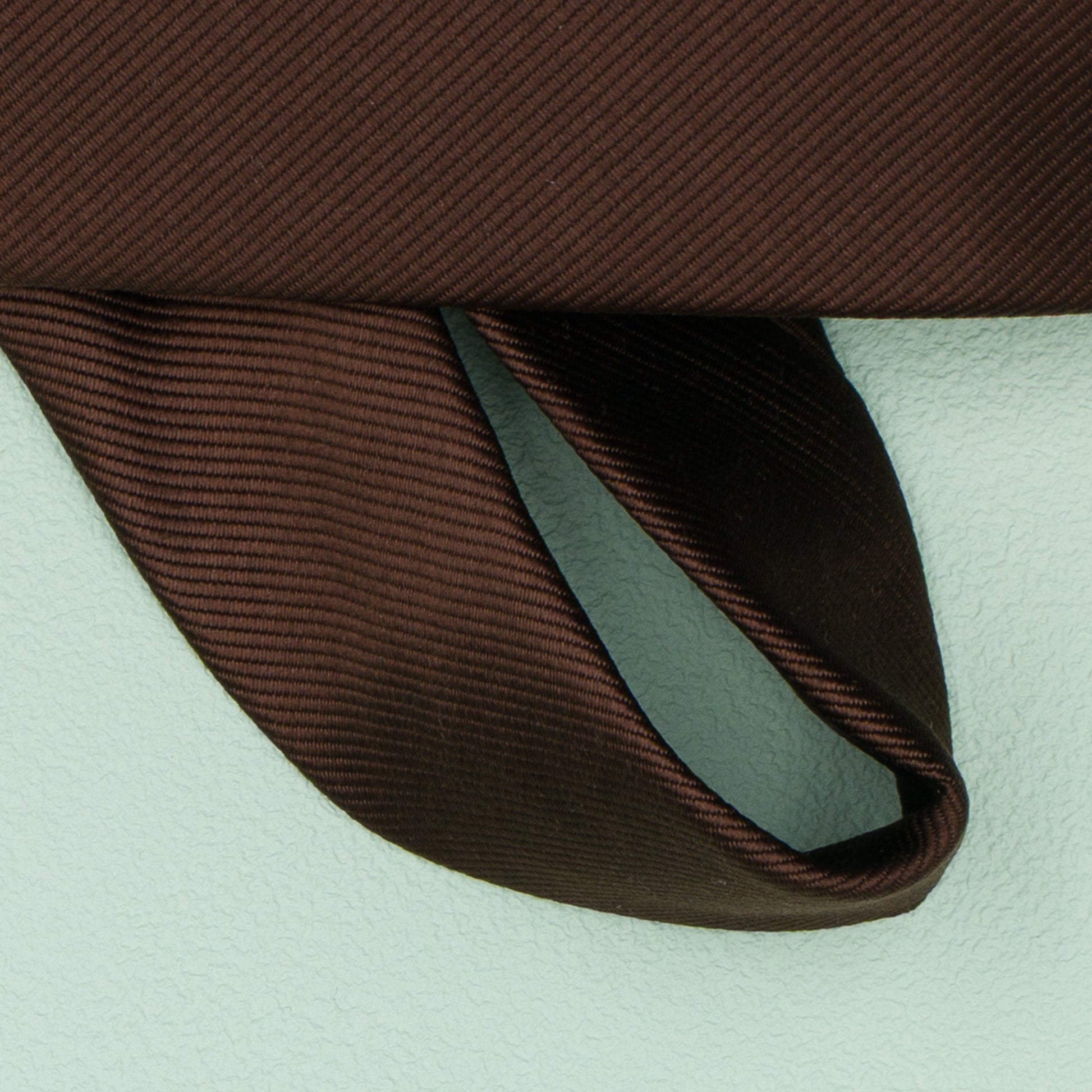 ブラウン無地のトゥルーソリッドネクタイ｜FOURBUTTONS Necktie - FOURBUTTONS ONLINE