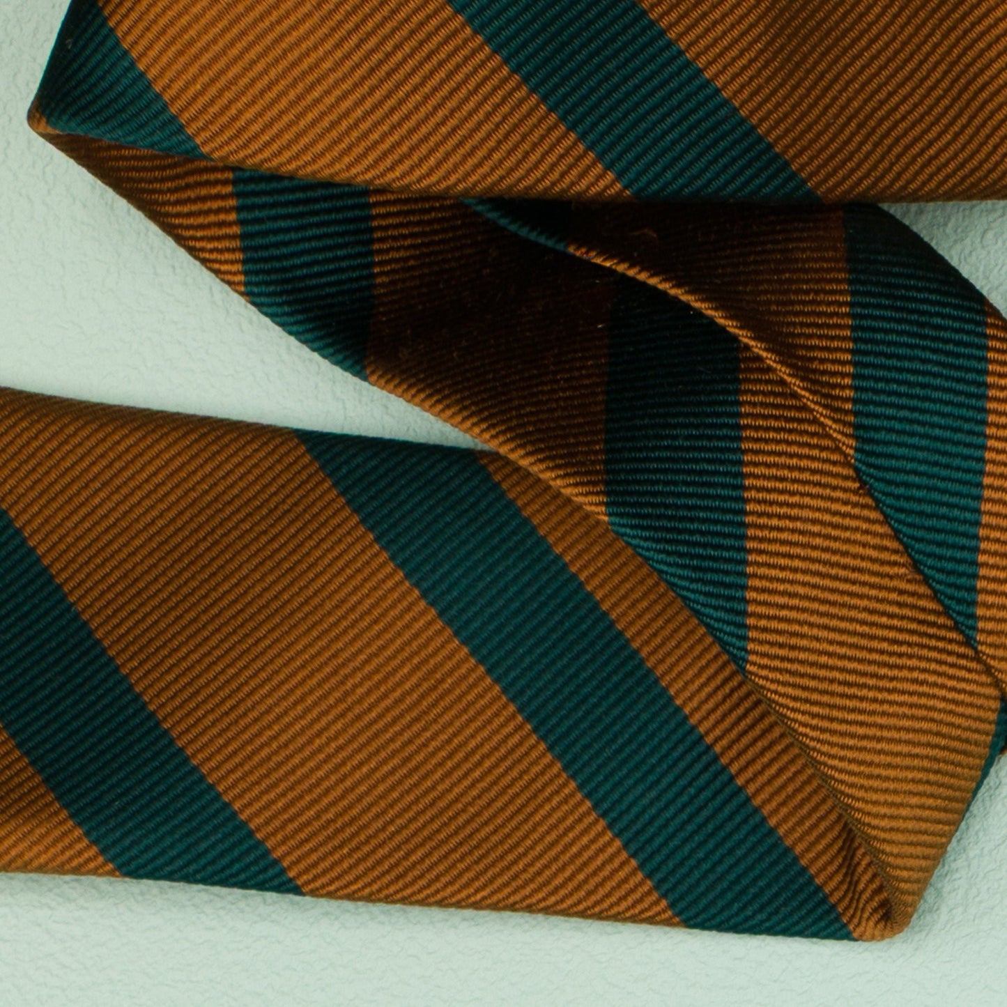 オレンジとグリーンのワンストライプネクタイ｜FOURBUTTONS Necktie - FOURBUTTONS ONLINE