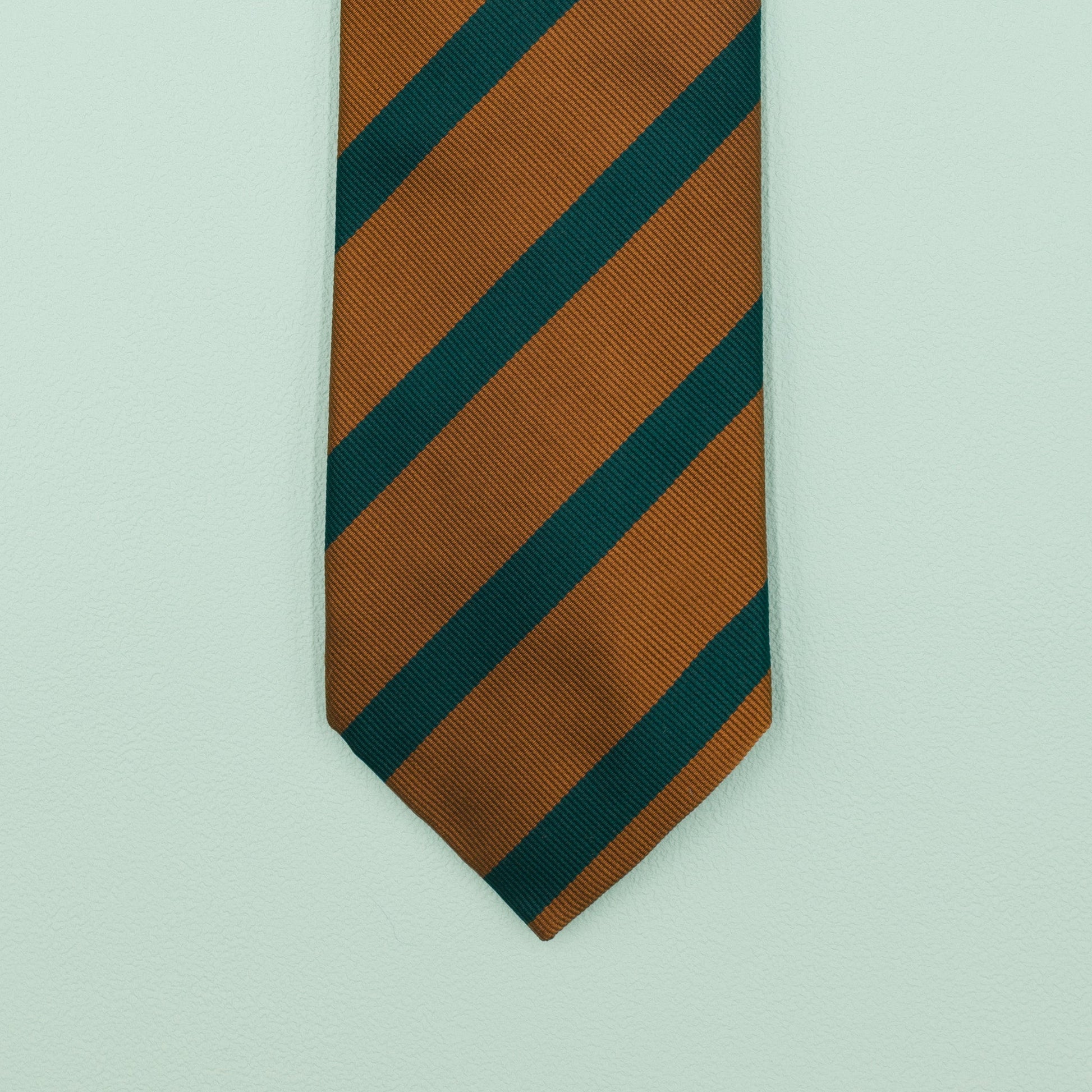 オレンジとグリーンのワンストライプネクタイ｜FOURBUTTONS Necktie - FOURBUTTONS ONLINE