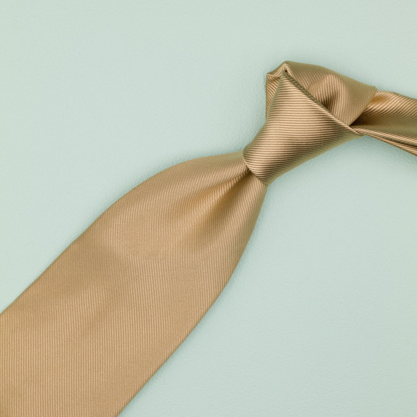 シャンパンゴールドの無地トゥルーソリッドネクタイ｜FOURBUTTONS Necktie - FOURBUTTONS ONLINE