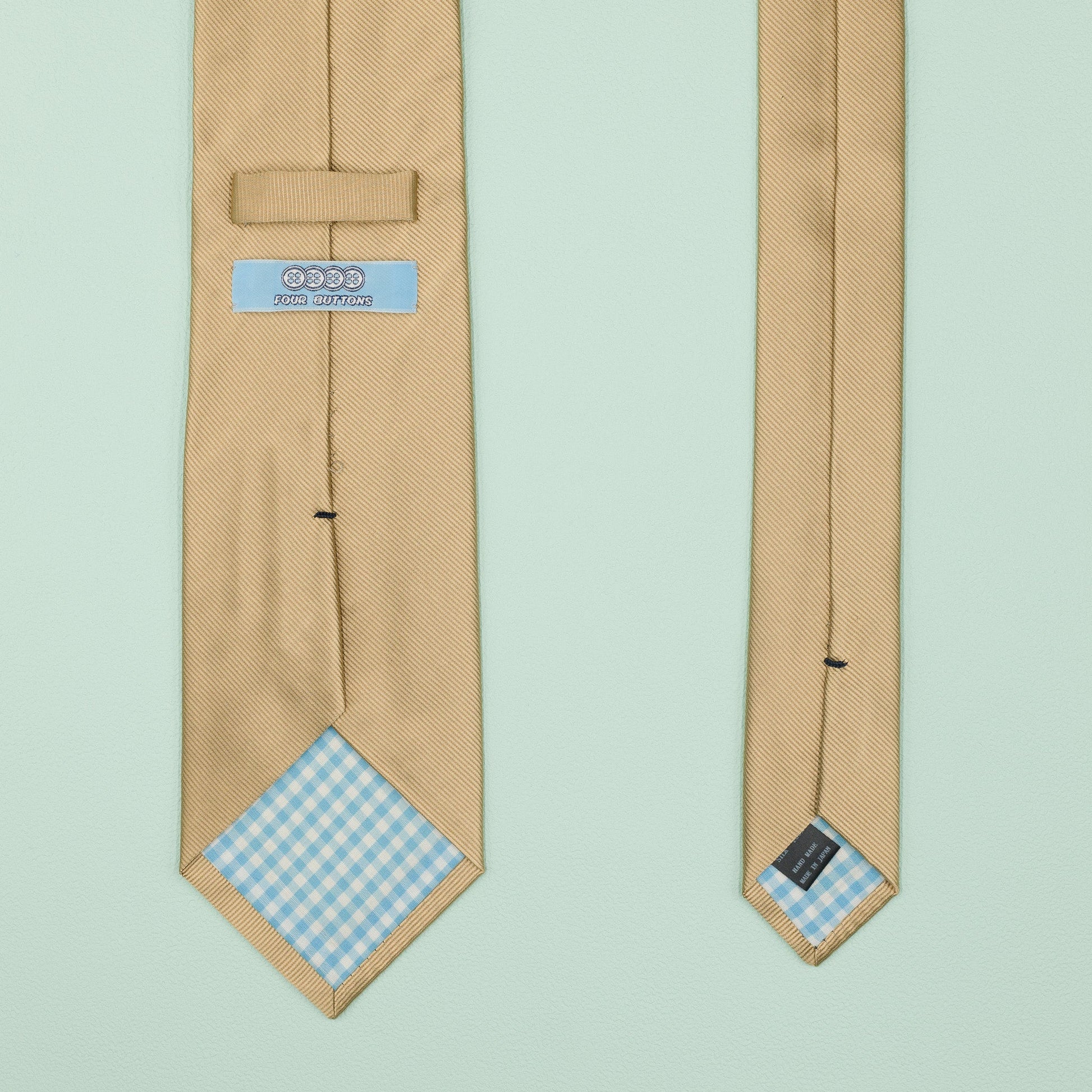 シャンパンゴールドの無地トゥルーソリッドネクタイ｜FOURBUTTONS Necktie - FOURBUTTONS ONLINE