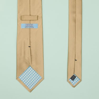 シャンパンゴールドの無地トゥルーソリッドネクタイ｜FOURBUTTONS Necktie - FOURBUTTONS ONLINE