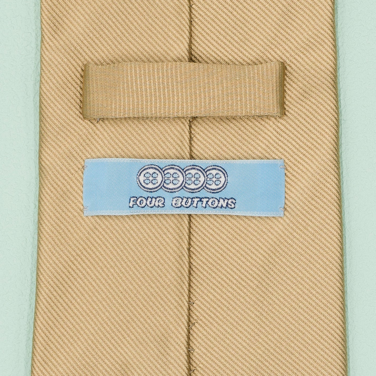 シャンパンゴールドの無地トゥルーソリッドネクタイ｜FOURBUTTONS Necktie - FOURBUTTONS ONLINE