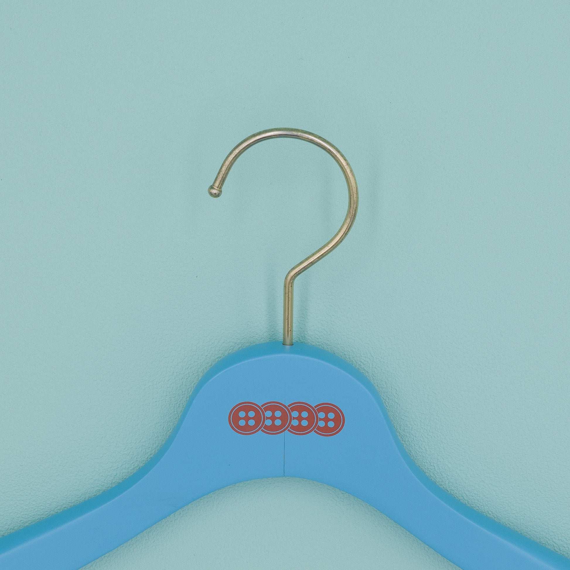 木製のオリジナルハンガー（ライトブルーカラー）｜FOURBUTTONS - FOURBUTTONS ONLINE