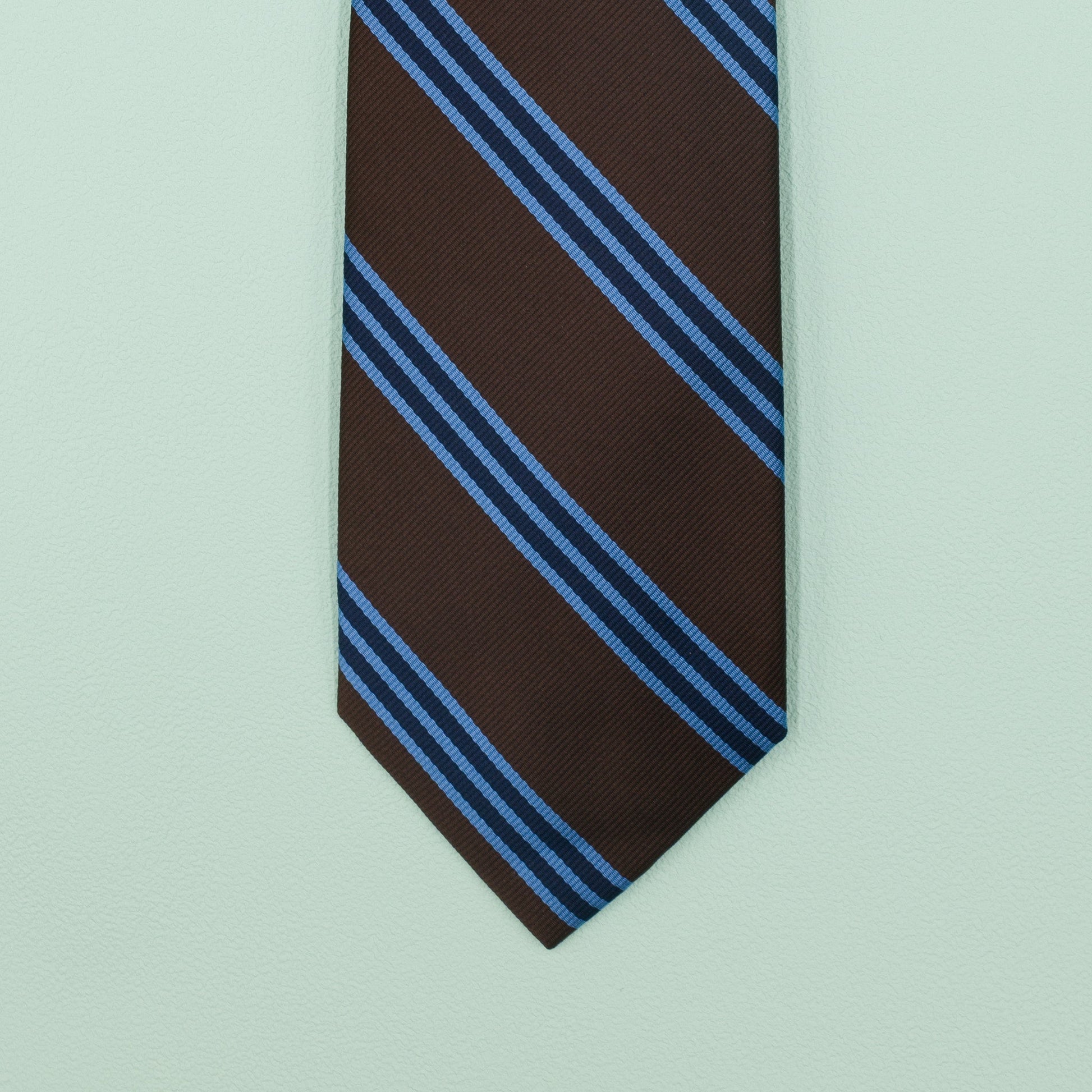 ブラウン・ライトブルー・ネイビーのストライプ柄シグネチャーネクタイ｜FOURBUTTONS Necktie - FOURBUTTONS ONLINE
