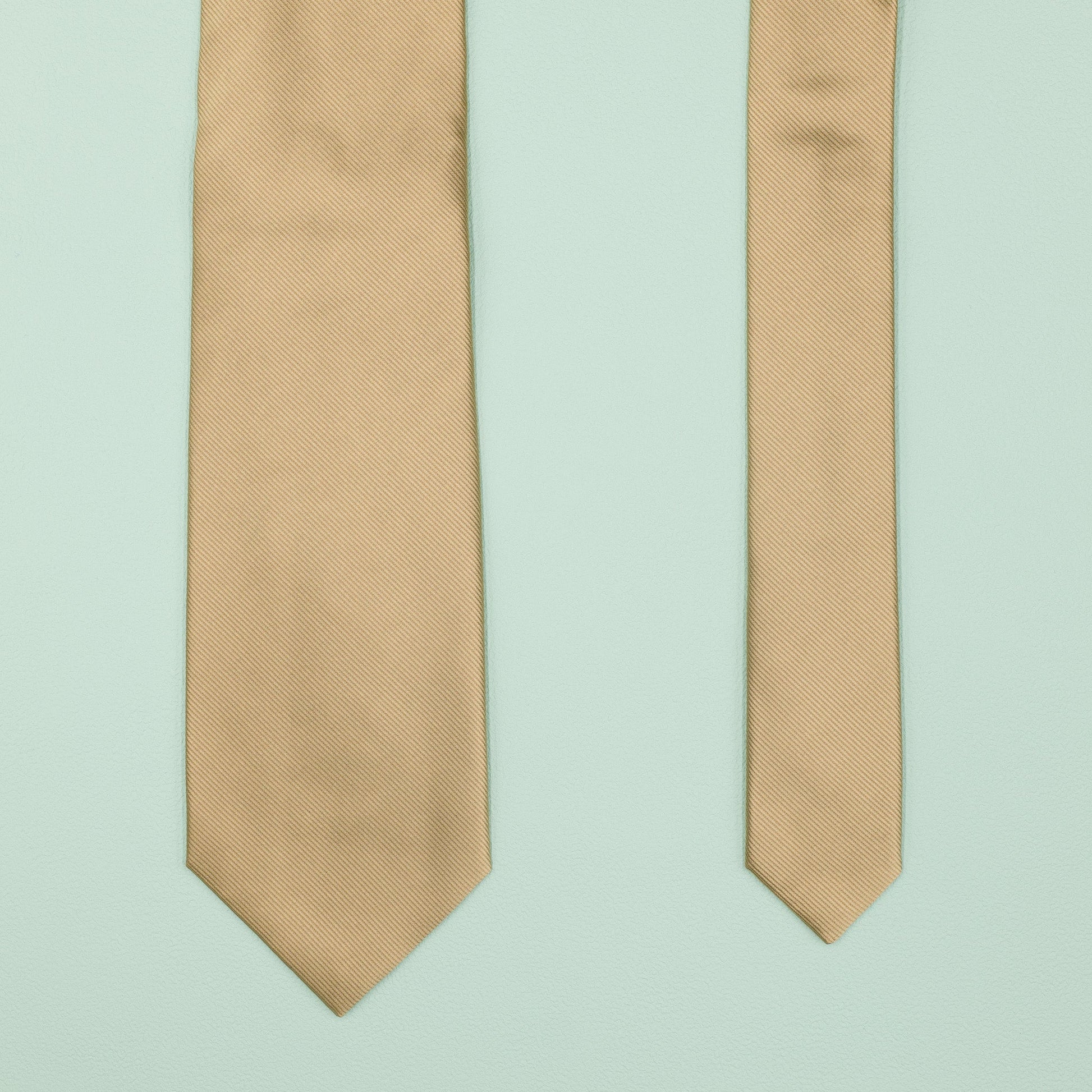 シャンパンゴールドの無地トゥルーソリッドネクタイ｜FOURBUTTONS Necktie - FOURBUTTONS ONLINE