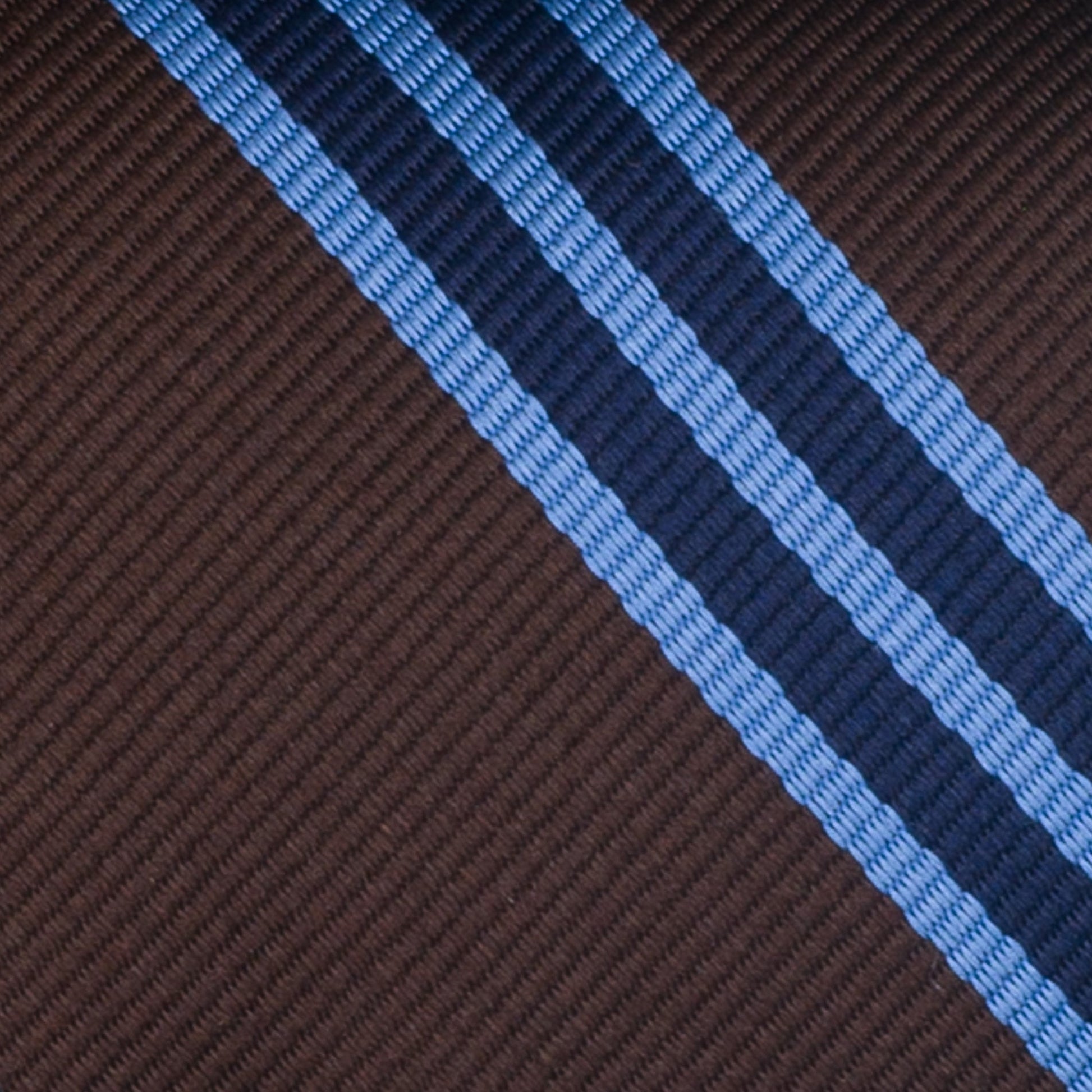 ブラウン・ライトブルー・ネイビーのストライプ柄シグネチャーネクタイ｜FOURBUTTONS Necktie - FOURBUTTONS ONLINE