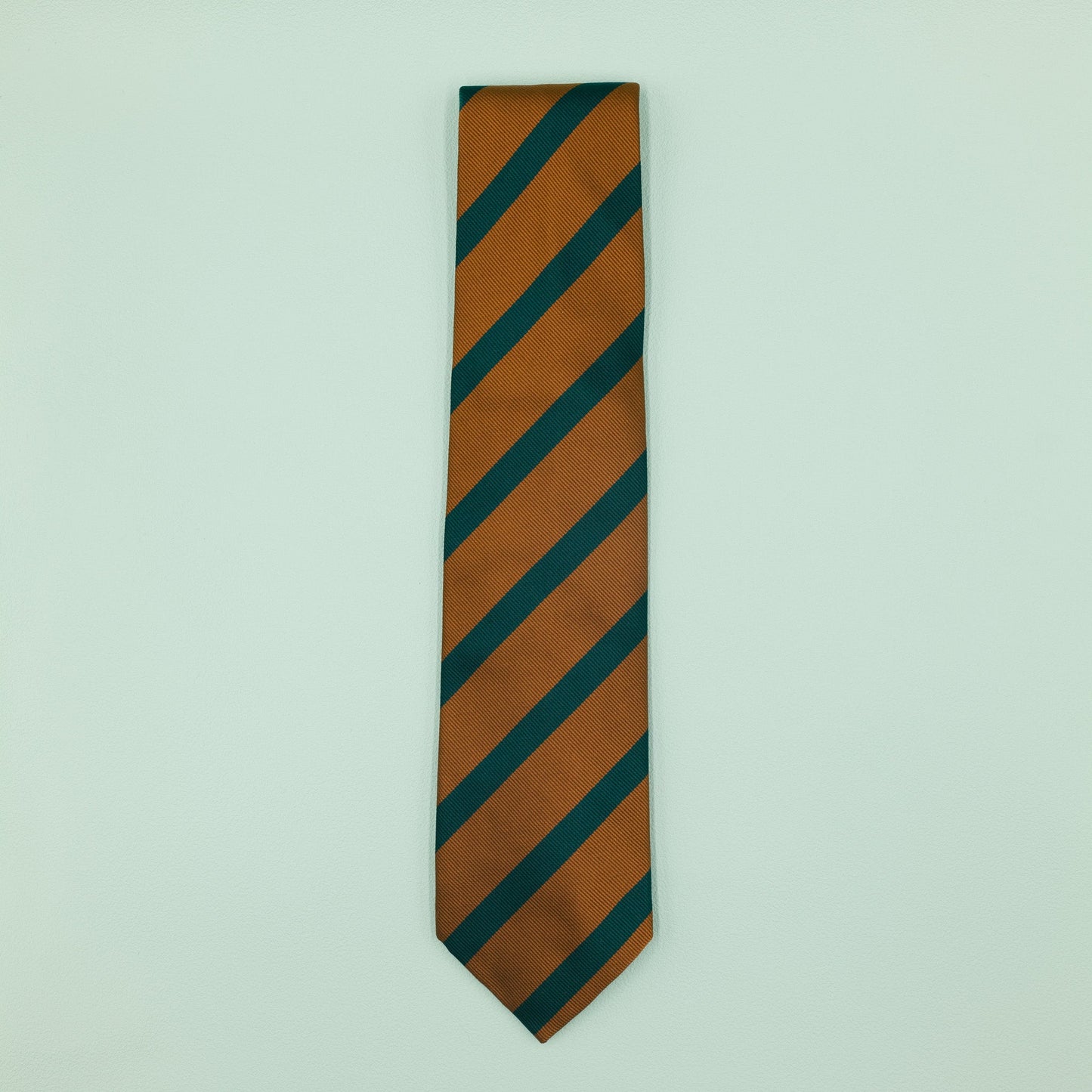 オレンジとグリーンのワンストライプネクタイ｜FOURBUTTONS Necktie - FOURBUTTONS ONLINE
