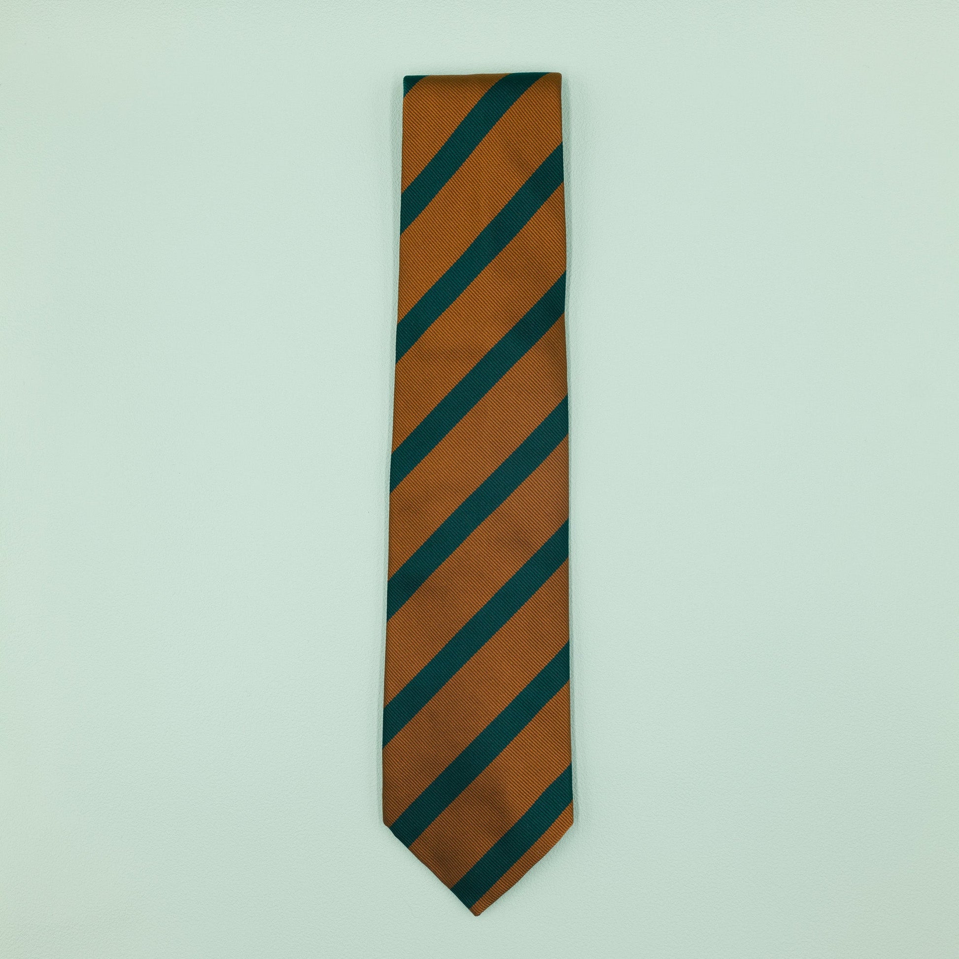 オレンジとグリーンのワンストライプネクタイ｜FOURBUTTONS Necktie - FOURBUTTONS ONLINE
