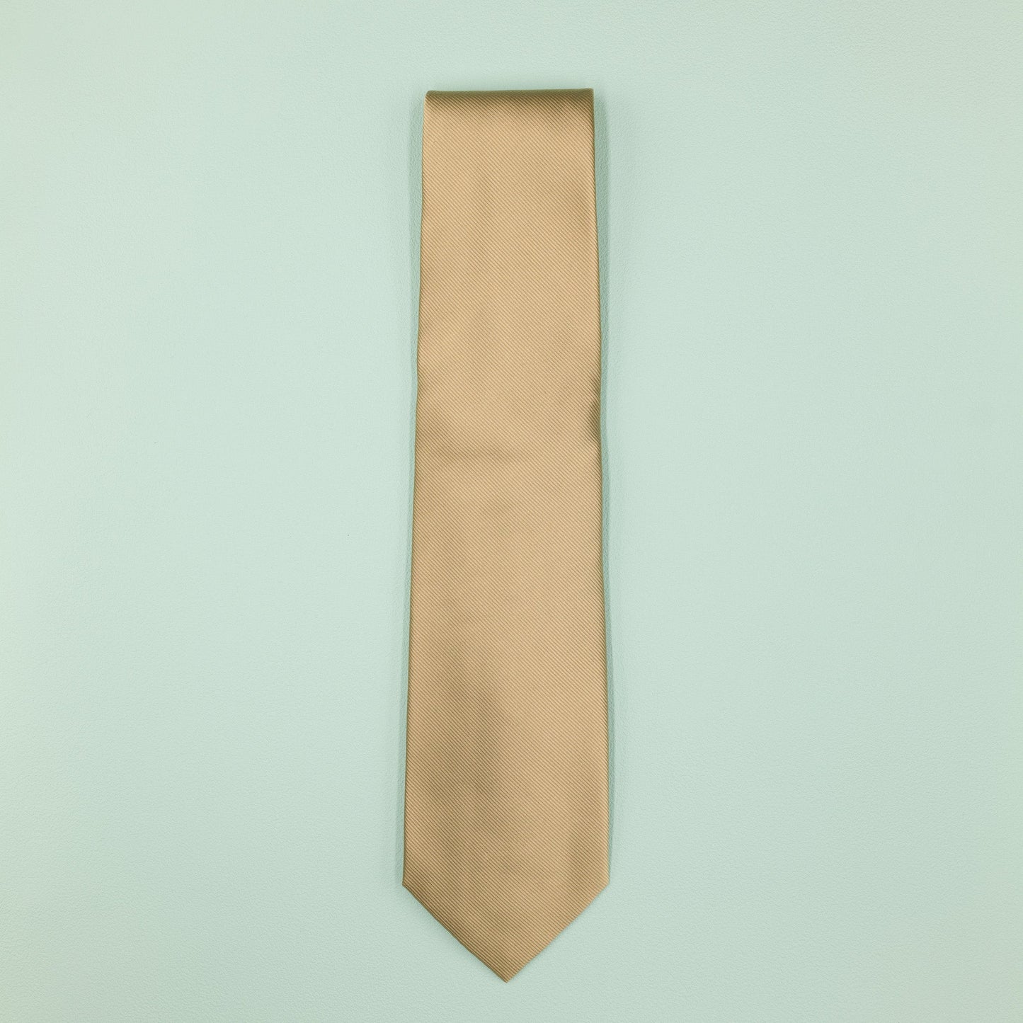 シャンパンゴールドの無地トゥルーソリッドネクタイ｜FOURBUTTONS Necktie - FOURBUTTONS ONLINE