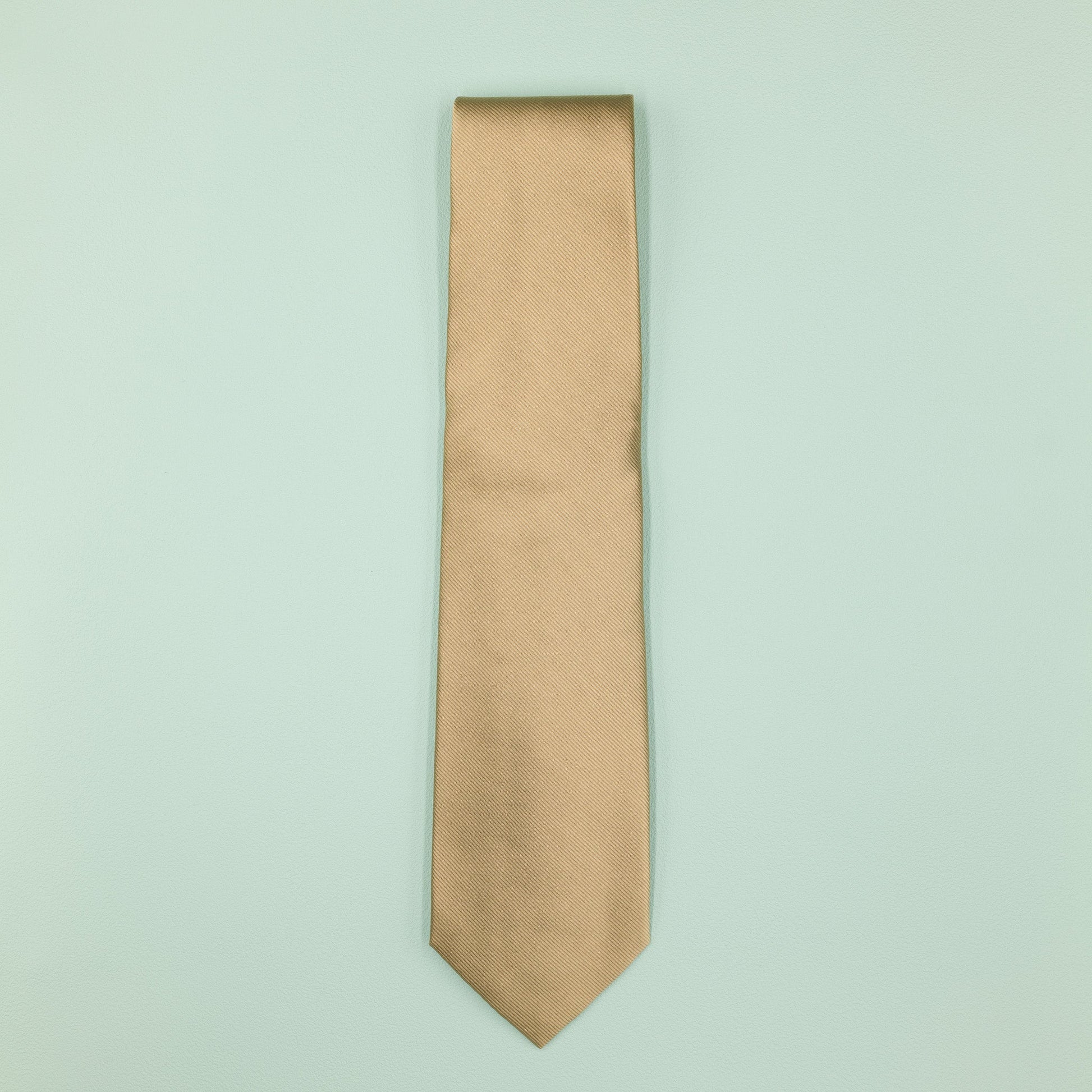 シャンパンゴールドの無地トゥルーソリッドネクタイ｜FOURBUTTONS Necktie - FOURBUTTONS ONLINE