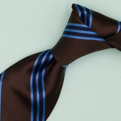 ブラウン・ライトブルー・ネイビーのストライプ柄シグネチャーネクタイ｜FOURBUTTONS Necktie - FOURBUTTONS ONLINE