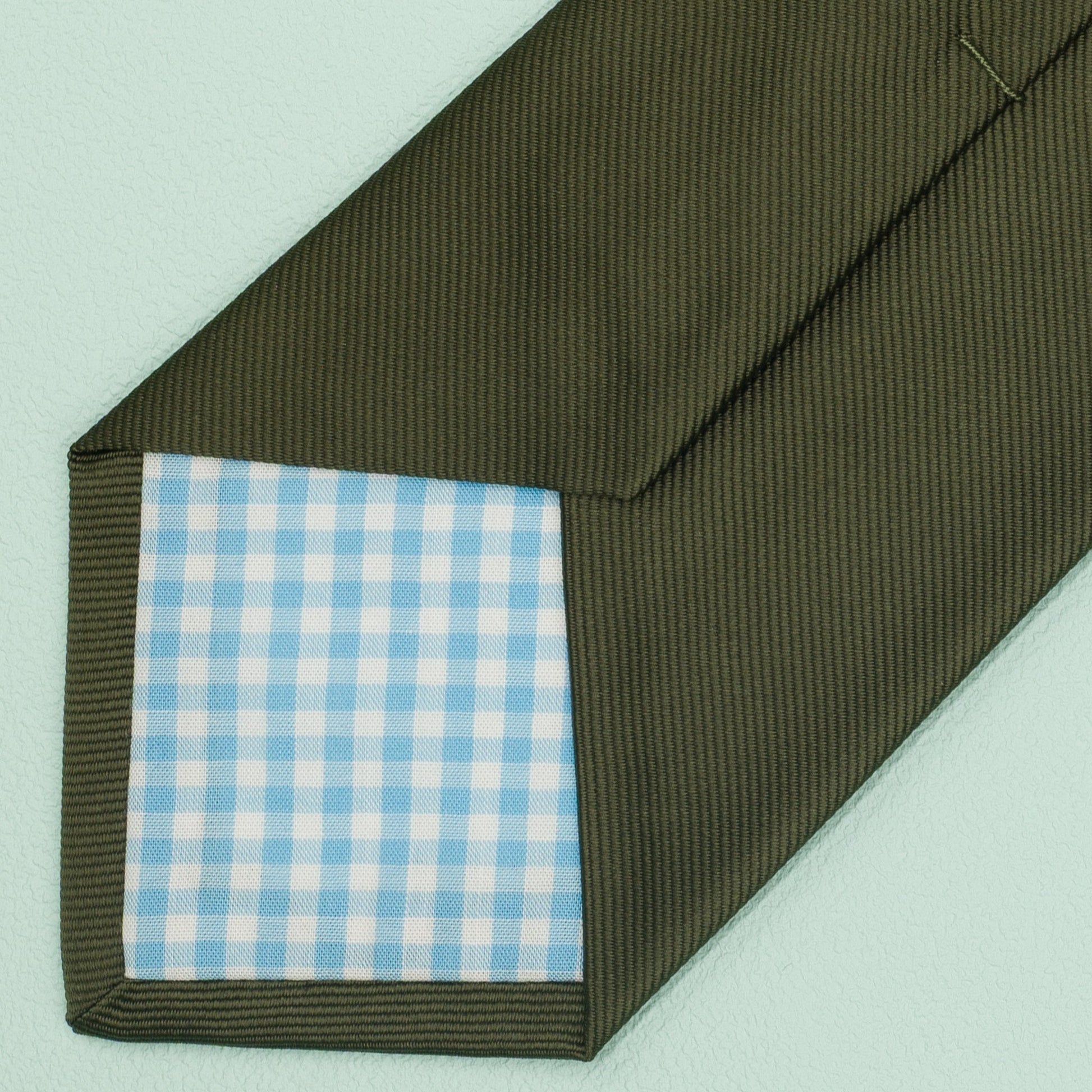 ダークグリーンの無地トゥルーソリッドネクタイ｜FOURBUTTONS Necktie - FOURBUTTONS ONLINE