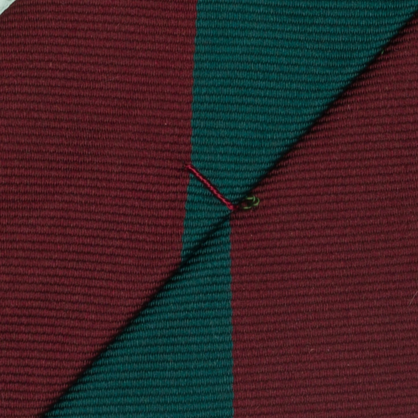 ダークレッドとグリーンのストライプ柄オーニングネクタイ｜FOURBUTTONS Necktie - FOURBUTTONS ONLINE